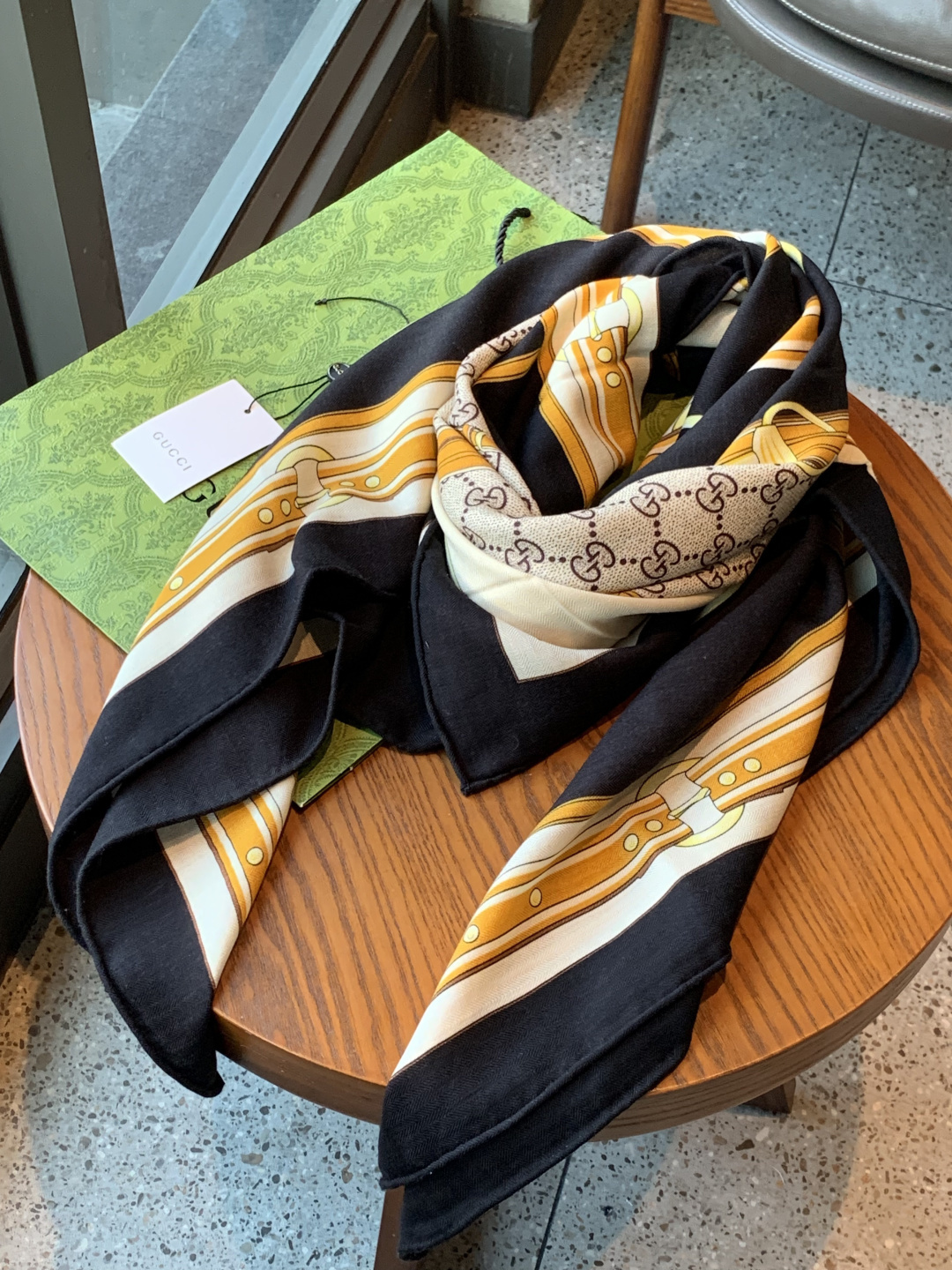 Gucci新款方巾 品牌典藏图案在与全新醒目印花的衬托下熠熠生辉。这款方巾匠心缀饰动物和花卉印花，彰显G