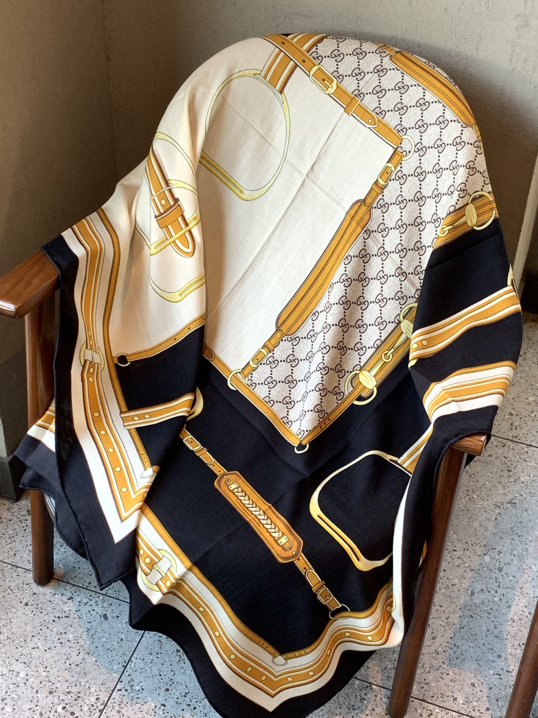 Gucci新款方巾 品牌典藏图案在与全新醒目印花的衬托下熠熠生辉。这款方巾匠心缀饰动物和花卉印花，彰显G