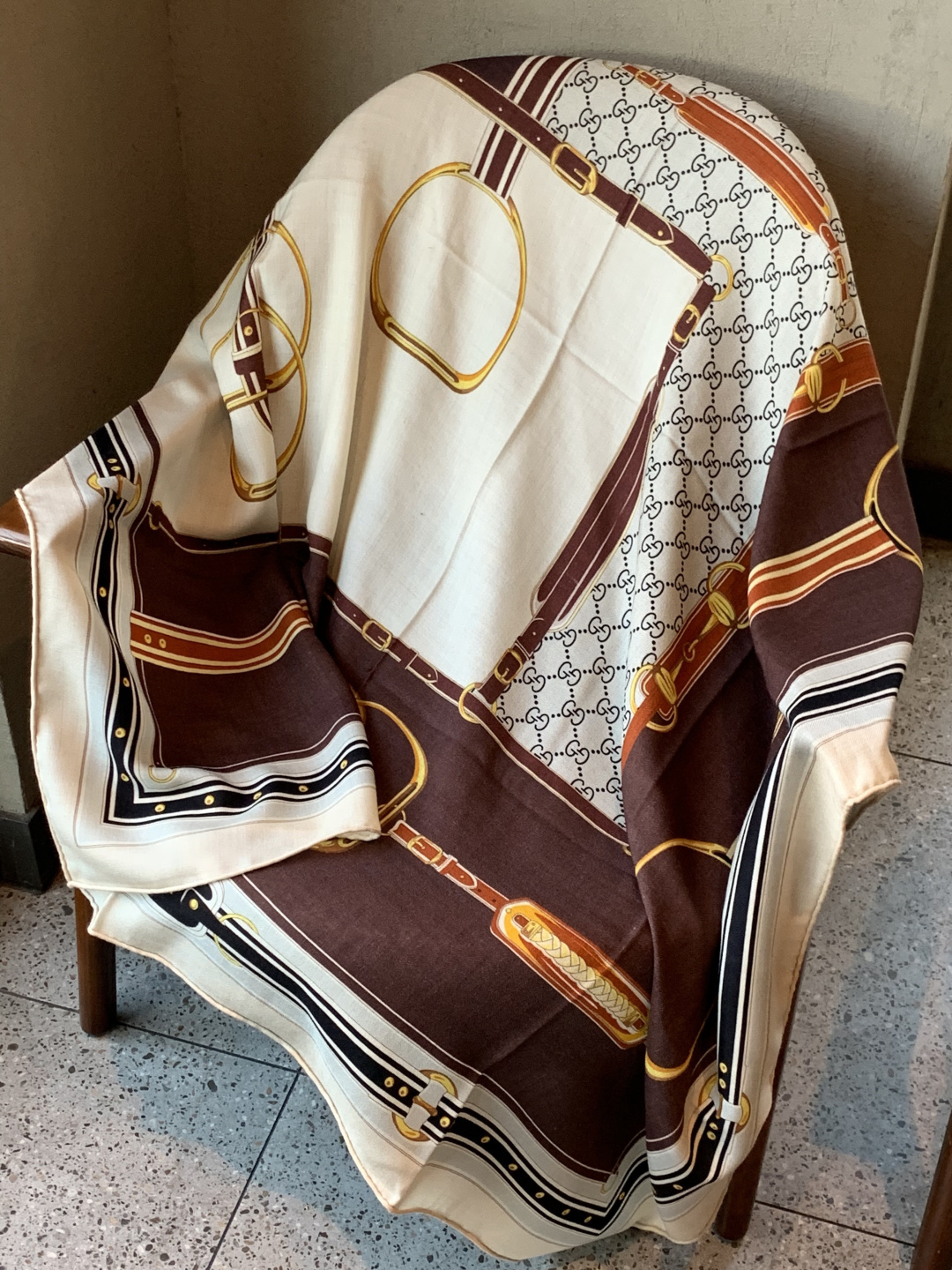 Gucci新款方巾 品牌典藏图案在与全新醒目印花的衬托下熠熠生辉。这款方巾匠心缀饰动物和花卉印花，彰显G