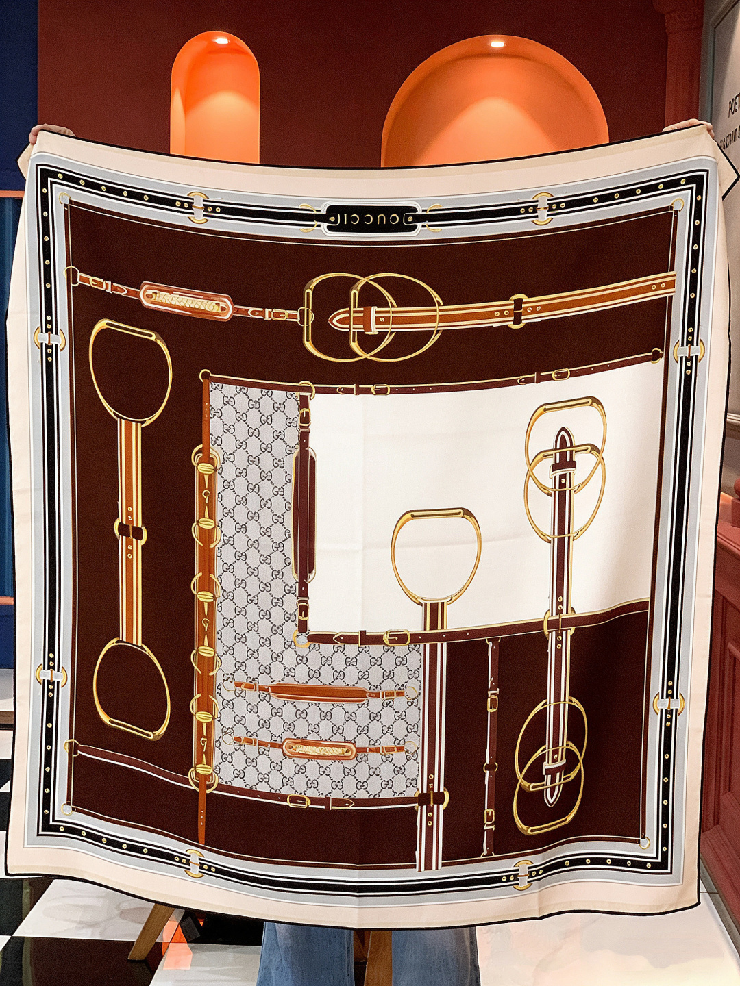 Gucci新款方巾 品牌典藏图案在与全新醒目印花的衬托下熠熠生辉。这款方巾匠心缀饰动物和花卉印花，彰显G