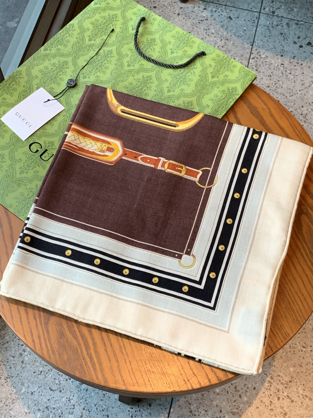 Gucci新款方巾 品牌典藏图案在与全新醒目印花的衬托下熠熠生辉。这款方巾匠心缀饰动物和花卉印花，彰显G