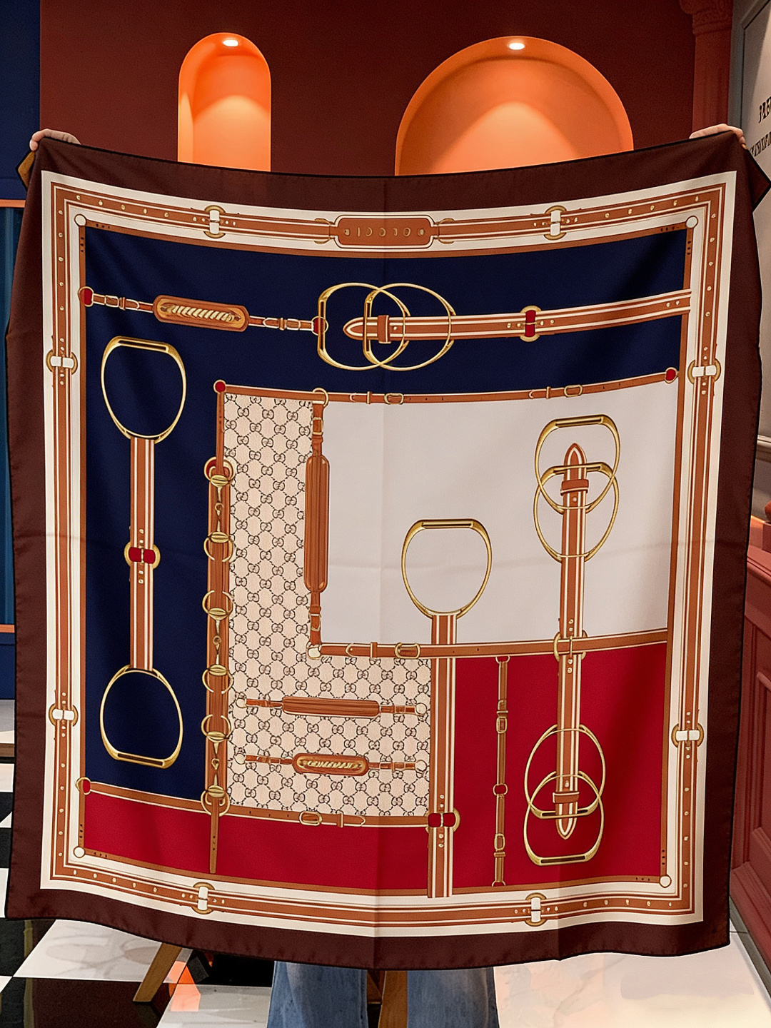 Gucci新款方巾 品牌典藏图案在与全新醒目印花的衬托下熠熠生辉。这款方巾匠心缀饰动物和花卉印花，彰显G