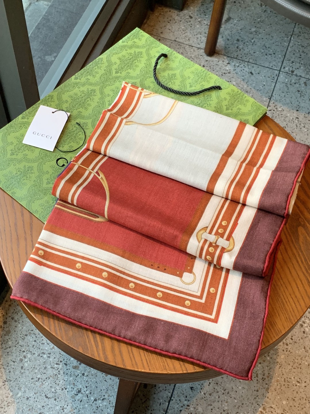 Gucci新款方巾 品牌典藏图案在与全新醒目印花的衬托下熠熠生辉。这款方巾匠心缀饰动物和花卉印花，彰显G