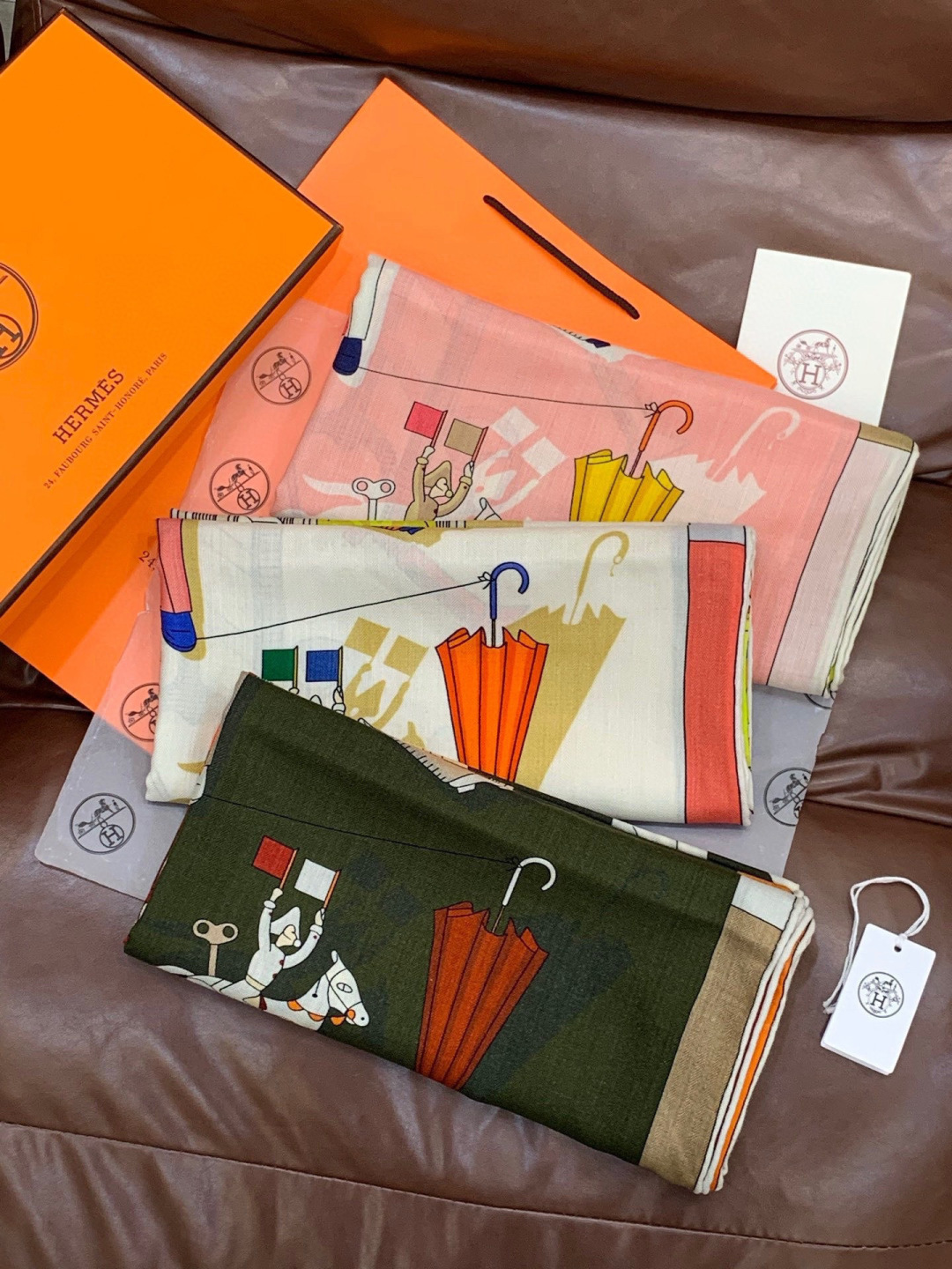 羊绒新款🆕👏👏买了都说好看‼️推荐💕爱马仕双面同色羊绒方巾【双面同色140】，顶级工艺超值‼️爱马仕专柜