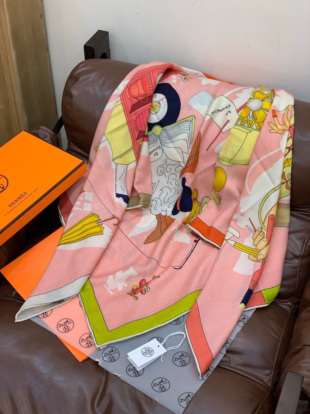 羊绒新款🆕👏👏买了都说好看‼️推荐💕爱马仕双面同色羊绒方巾【双面同色140】，顶级工艺超值‼️爱马仕专柜