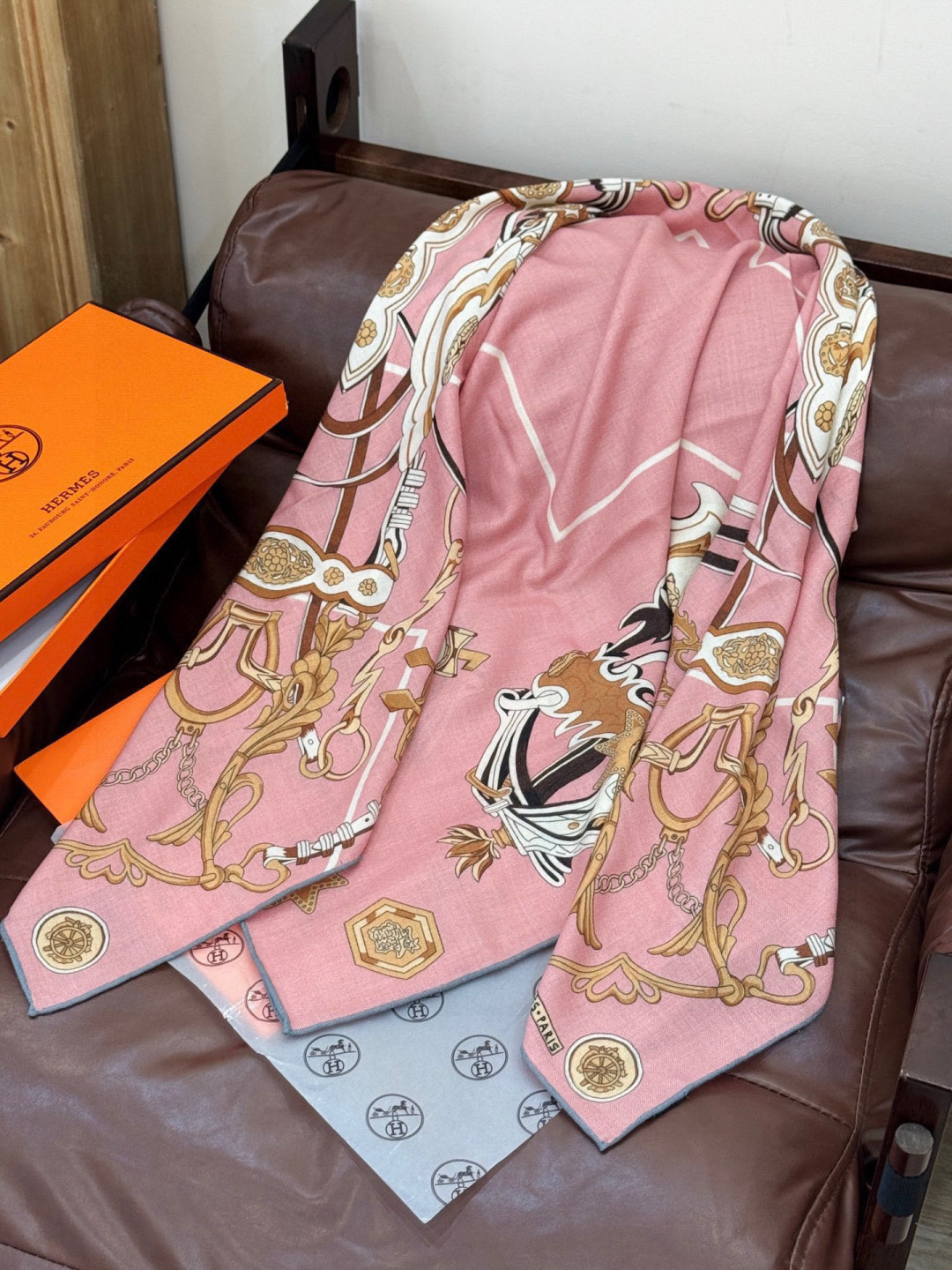 新款 秋冬搭配利器❗️顶级双面同色真丝羊绒披肩！！点睛精彩，图案和配色都超级喜欢，又一款双面配色工艺设计