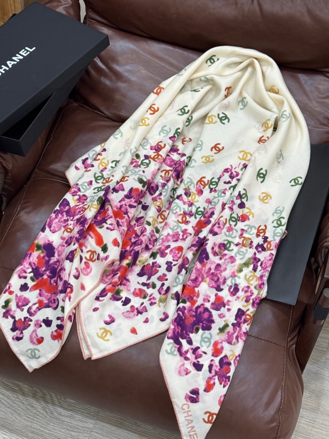 🌸·春日碎花Chanel 140丝绒双面披肩25新款碎花花披肩超级有氛围感135*135cm的大尺寸配色
