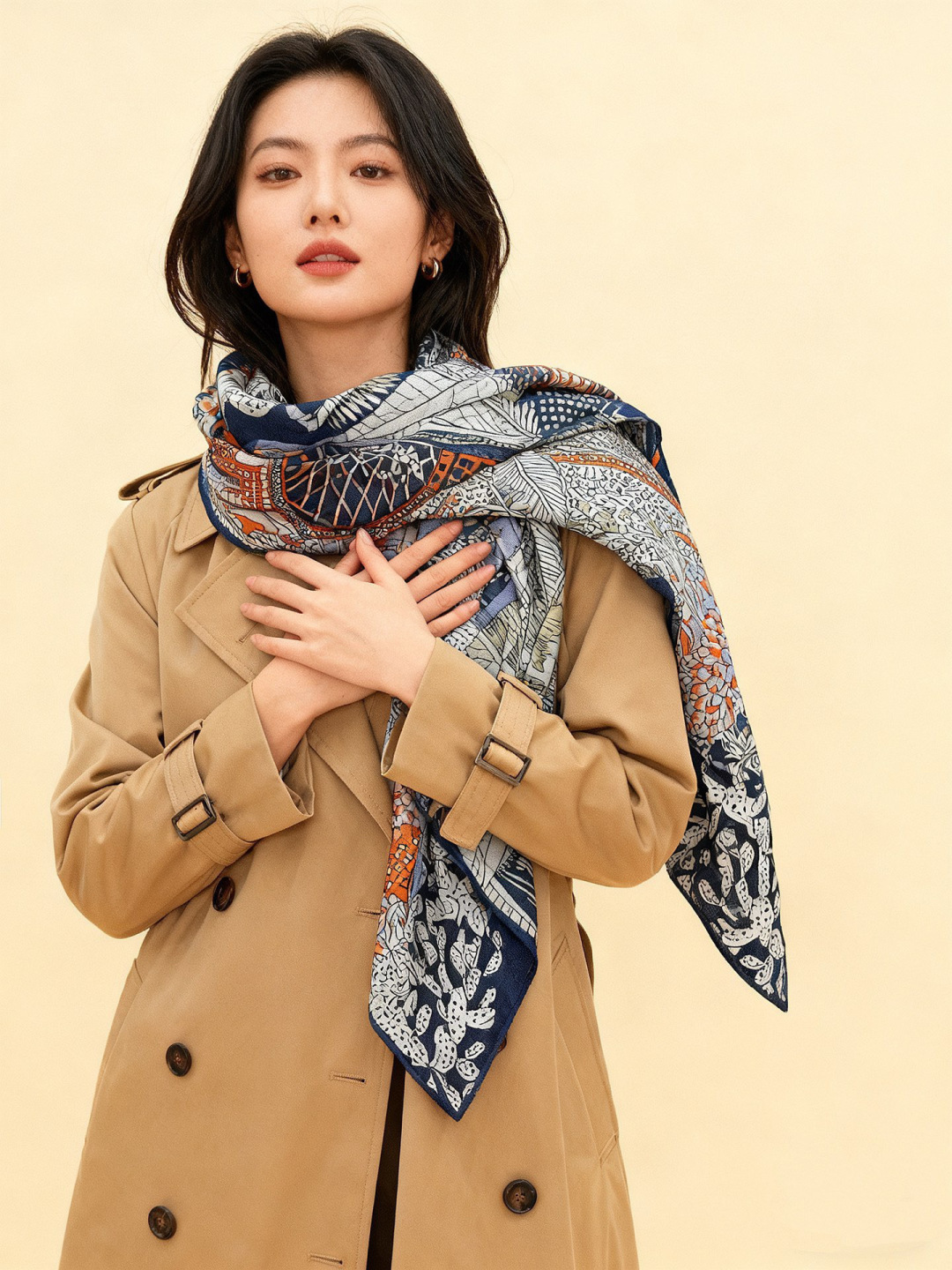 NO:729535,Be the first to get the new [Double-sided velvet square scarf of the same color] Hand-rolled cashmere and silk blended shawl (70% cashmere, 30% mulberry silk) This shawl is made of classic cashmere and silk blended fabric, soft and light, easy to wear. A must-have for air-conditioned rooms!  Ideal for colder days or cooler nights. Dimensions 140x 140 cm | Due to the hand-rolled edges of this shawl, the dimensions may vary slightly from the stated size. High version scarf, high version scarf, real silk, shawls19860909抢先 上新【双面同色丝绒方巾】手工卷边山羊绒和真丝混纺披肩（70山羊绒,30桑蚕丝） 这款披肩采用经典山羊绒和真丝混纺面料,柔软轻盈,佩戴方便.空调房必备！寒冷时分或微凉夜间的理想之选. 尺寸140x 140厘米 | 由于这款披肩采用手工卷边,与标示的尺寸或会略有不同 高版本围巾,高版本围巾,real silk,shawls,scarf