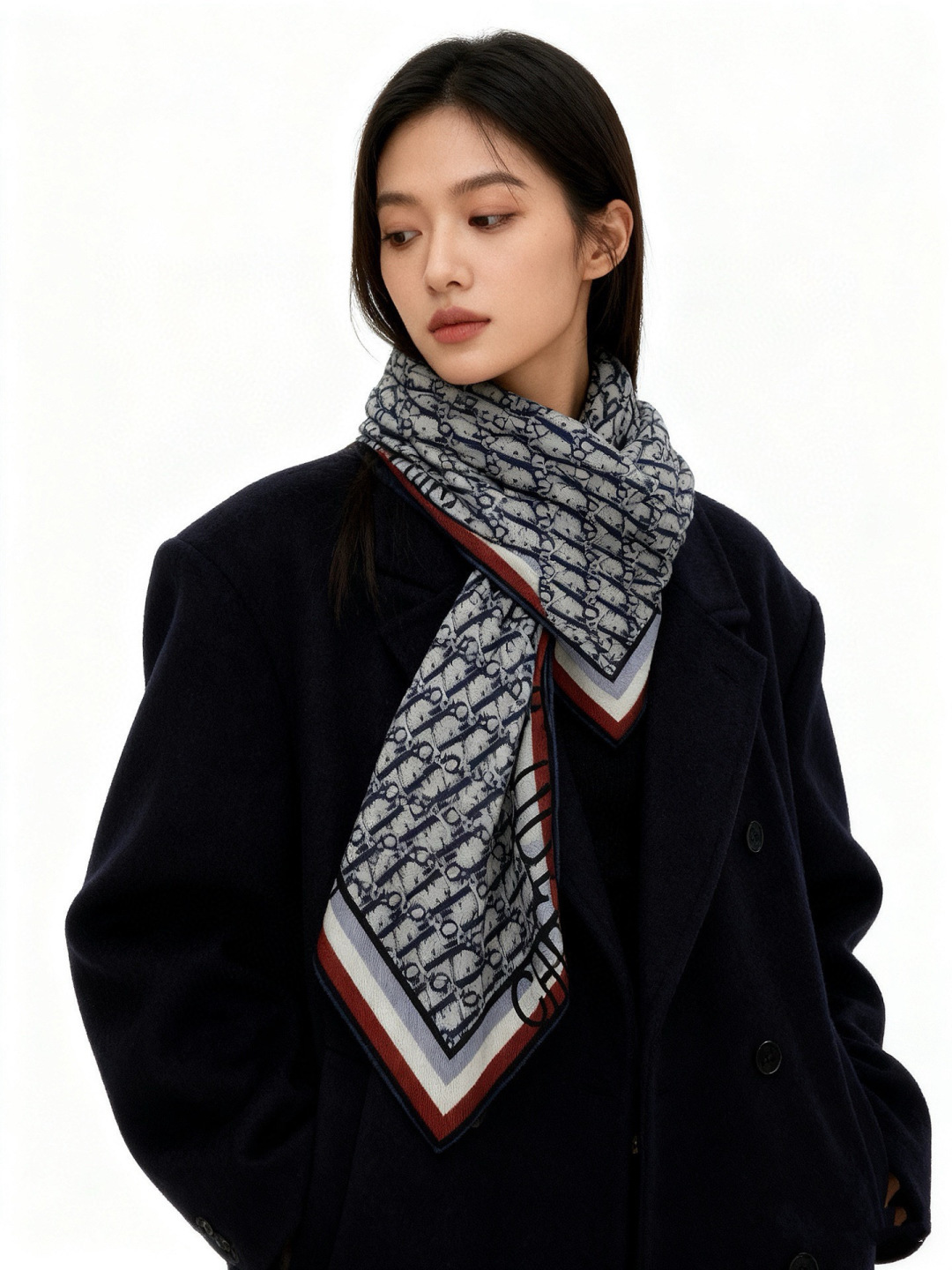 NO:729449,New Dior's latest counter flagship model [D frame Presbyopia 140] A model that is very easy to match for vacation and daily life. Private orders for it] I want to go on vacation as soon as I see it. It is also very easy to wear for daily wear. Needless to say, the whole person will look very energetic. Needless to say, the details and quality can be seen clearly. Absolutely praised high-standard quality 140*140 large square scarf, 70 cashmere silk [color] high version scarf, high version scarf, dior, real silk19860909新Dior最最新的专柜主打款【D边框老花140】 度假及日常都非常好搭配的款订单私流】一看到就想去度假平时穿搭也非常好搭配,整个人看起来都会神采奕奕好多不用多说,细节品质都看得清楚,绝对获赞的高规格品质140*140大方巾,70山羊绒真丝[色]高版本围巾,高版本围巾,dior,real silk,scarf