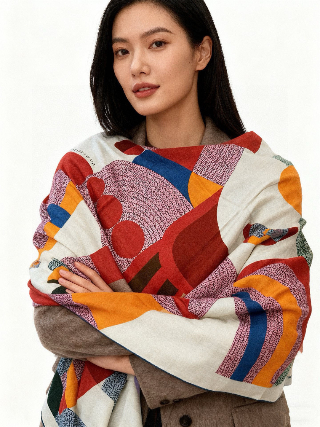 NO:729495,[140 top quality silk cashmere double-sided shawl of the same color 'City of Horses'!  !  Super temperament!  !  】Not only is the beauty on the outside, it also has a brilliant inner quality with good quality and good details!  !  Once you put it on, you will be filled with infinite gentleness!  !  High-end and tasteful, high-end and tonal, with a grandeur from within ~ noble and fashionable temperament!  !  Tolerant of all body shapes and temperaments!  !  The good quality and style are visible to the naked eye. I like the stable sense of fashion and high-end. The upper body has an aloof temperament, a feeling of freedom, and the texture is super good!  !  !  A piece of advice recommended by Tao Fei!  !  !  Let’s focus on the soul fabric of this product, which is made of the latest top-grade 70% cashmere 30% silk fabric, which is really super comfortable!  !  !  Size specification 140*140cm high specification custom-grade herringbone silk cashmere square scarf. High version scarf, high version scarf, real silk, shawls19860909【140顶级丝羊绒双面同色披肩 『骏马之城』！！超级气质！！】不仅美有其表,更有好品质与好细节的出彩内质！！一上身就能让人充满无限的温柔气质！！高级有品味,高级有调性,有着从内自带的大气~ 气质高贵时髦！！包容各种身材和气质！！肉眼可见的好品质,好款式,喜欢这种稳稳的时髦感和高级感,上身有着一种孤傲的气质,自由的感觉,质感超级好！！！掏心陶肺推荐的一条！！！重点再说下这款的灵魂面料,采用最新顶级70羊绒30真丝面料,真的超级舒服！！！尺寸规格140*140cm高规格定制级人字纹真丝羊绒方巾.高版本围巾,高版本围巾,real silk,shawls,scarf