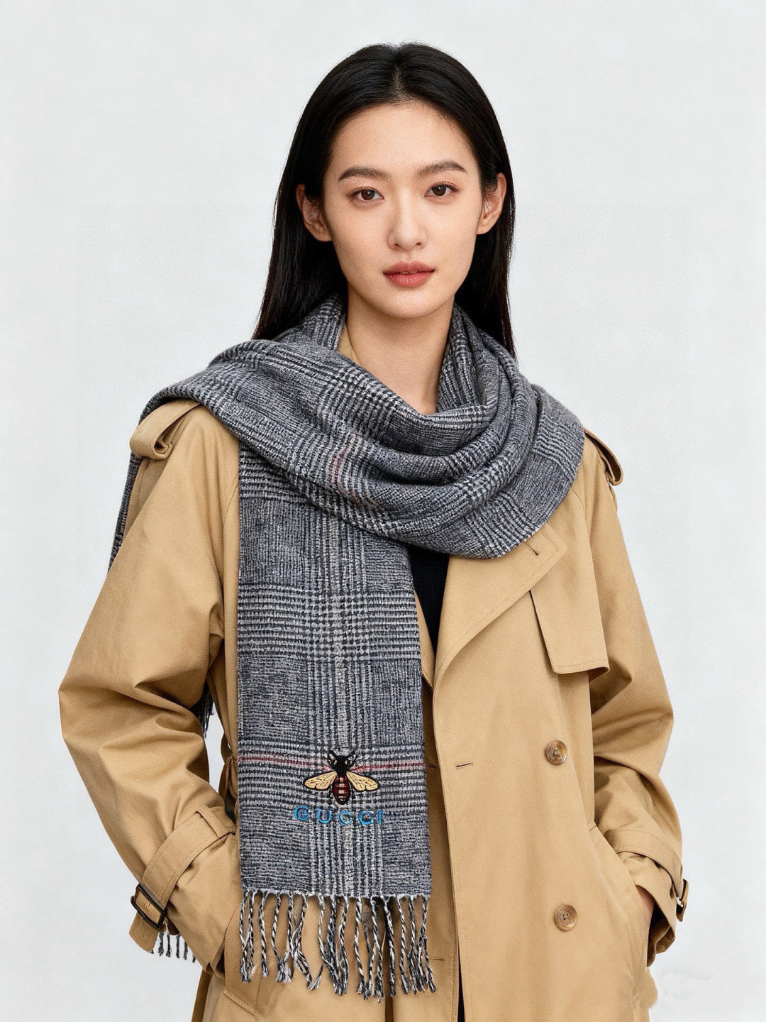 NO:729526,Family welfare classic Little Bee text scarves for men and women, the most popular one among the most popular, is not as good as mine. Gucci trading company channel goods, export HK flagship products, G best-selling classic men's scarves. This trading company is very awesome, specializing in supplying fabrics to big-name companies and taking orders!  Very influential in the industry!  This scarf is a factory-made part. When you get it, you will find that it is really good and has the highest quality. It will definitely be the hottest top-end men's scarf this year!  !  Each person has a piece of lamb wool supplied by customers. The imported fabric is really different from domestic ones, very soft and comfortable!  !  !  The craftsmanship is incomparable and difficult to weave, so you can create such exquisite old flowers. It feels very soft and skin-friendly. It is made of first-class materials. Even though I have been a professional scarf for so many years, I still keep several for myself. I keep a few for gifts. The preferred size is 190*32 high version scarf, high version scarf, gucci19860909家属福利经典小蜜蜂文字男女款围巾,重磅中的重磅这款就是满大街跑的也没我家这品质Gucci贸易公司渠道货,出口HK王牌产品,G热卖的经典男士围巾这个贸易公司非常牛逼,专门给大牌公司供面料,接订单！在业内很有影响力！这款围巾是工厂多做的部分,拿到手你会发现真心好,认准最高品质,今年一定是最炸的顶级高端男款围巾！！人手一条客供羔羊毛,进口的面料真的和国内大有区别,非常柔软舒适！！！工艺无敌难织,才能缔造这样的精致老花,手感非常亲肤柔软,一线的材料,就连我专业围巾这么多年的也要自留好几条人手留几条送礼首选尺寸规格190*32高版本围巾,高版本围巾,gucci,scarf