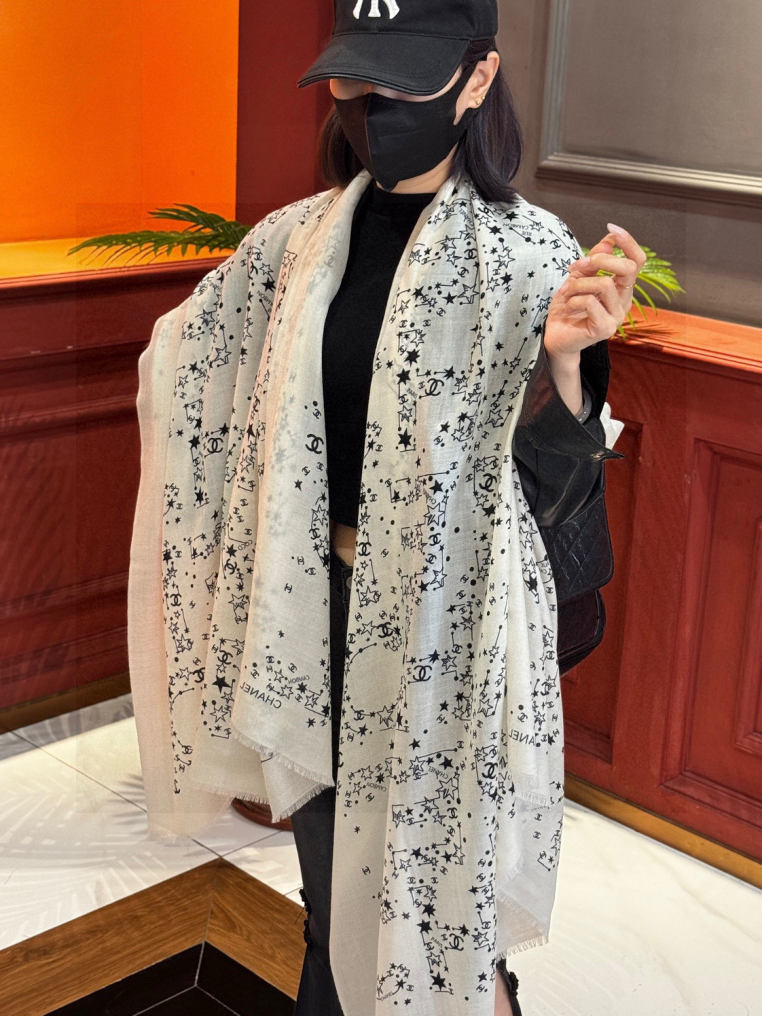 NO:729404,CHANEL Chanel's classic elements are designed elegantly and elegantly. When wrapped around the neck, it is so perfect that it is simply a beauty in the world. Counter quality [rose] long scarf 100*200cm. Top quality pure cashmere [strong]. If you like it, come and grab it. High version scarf, high version scarf, chanel, chanel19860909CHANEL香奈儿经典元素设计优雅大方,绕在颈间超级完美简直人间的尤物 专柜品质[玫瑰]长巾100*200cm 顶级纯羊绒[强]自留款喜欢的快来抢吧高版本围巾,高版本围巾,chanel,chanel,scarf