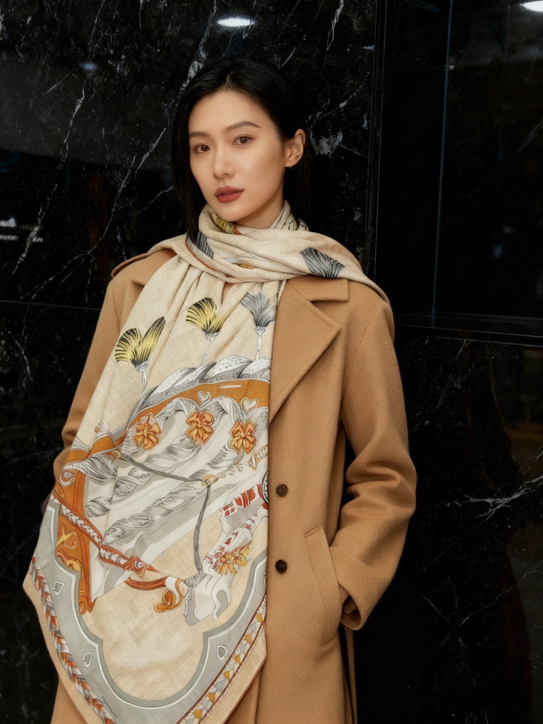 NO:729419,[Double-sided same color] Original Hermès 140cm velvet square scarf Sweet saddlery, a dinner plate designed by decorators Fontaine and Persier adds a knightly romantic atmosphere. The dinner plate was made in 1804. Today, two centuries later, this lovely couple plays the role of a mandarin duck in love, and the pattern they created together turns into a delicate embellishment on the horse's hooves. It's time for a romantic trot.  This model will definitely scream counter quality. It is a top visual feast. The top-grade silk and cashmere blended herringbone pattern is as soft and silky as velvet, making it a unique and precious existence. It is an absolute top-quality product in overseas counters!  Special channel goods are sold one by one less [Specifications 140x140cm 70 cashmere 30 silk double-sided same color] high version scarf, high version scarf, hermes, real silk19860909【双面同色】原单爱马仕140cm丝绒方巾 甜蜜的鞍具,装饰家芳登和佩西耶设计的一款餐盘增添骑士般的浪漫气息,该餐盘制作于1804年.两个世纪后的今天,这对可爱的情侣扮演着热恋鸳鸯的角色,他们合作打造的图案幻化为马蹄上的精致点缀.是时候来一场浪漫的小跑了. 绝对会尖叫的专柜品质此款是H顶级视觉盛宴顶级真丝羊绒混纺人字纹如天鹅绒般柔软丝滑,使之成为独一无二的珍贵存在.海外专柜同步绝对的顶级好货！特殊渠道货卖一个少一个【规格140x140cm 70羊绒30真丝 双面同色】高版本围巾,高版本围巾,hermes,real silk,scarf