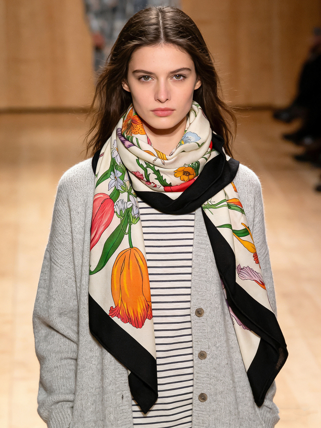 NO:729432,Gucci printed square scarf [double-sided same-color printing] The spring and summer series introduces vibrant accessories, and this square scarf embellished with Gucci Flora floral pattern is one of them. Gucci Flora floral print, white piping, 140*140, Italian creation. The hem is hand-sewn, and the size of the single product may be slightly different. Due to objective reasons such as product shooting angle, monitor distribution rate, production batch, etc., product pictures may be slightly different from the actual product. Such differences are not inconsistent with the description or quality issues. high version scarf,high version scarf,gucci19860909Gucci印花方巾【双面同色印花】 春夏系列倾情推出活力十足的配饰,这款缀饰Gucci Flora花卉图案的方巾便是其中之一. Gucci Flora花卉印花 白色滚边 140*140 意大利创作 下摆为手工缝制,单品尺寸可能略有差异 因产品拍摄角度、显示器分辦率、生产批次等客观原因,产品图片可能与实际商品存在细微差异,该等差异不属于描述不符或质量问题. 高版本围巾,高版本围巾,gucci,scarf