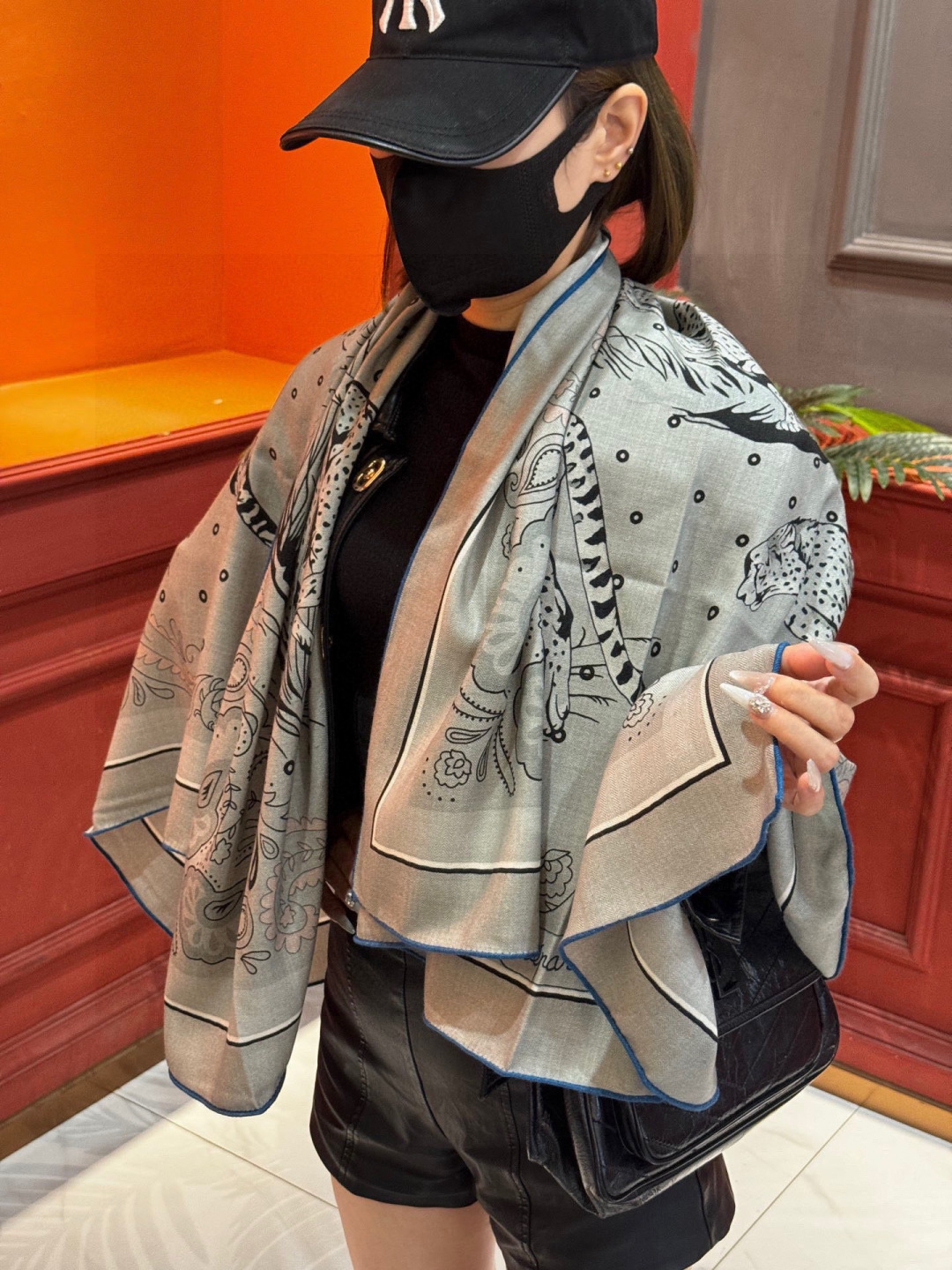 NO:729380,H Collector's Edition [Jungle Love] large square scarf, double-sided with the same color, unique quality!  This large square towel is made of cashmere and silk blend fabric, which is soft, lightweight and easy to wear. You deserve to be pampered!  Hand-rolled cashmere and silk blended square scarf (70% cashmere, 30% mulberry silk). Origin of creation Robert Dallet is good at depicting the beautiful fur, distinctive facial features and strong posture of cats with unparalleled realistic brushwork. This portrait of two leopards is one of them. He once worked at the National Natural History Museum in Paris  Museum), is a staunch defender of the original ecology. His works are full of vitality and full of praise for nature. He drew the iconic pattern of Hermès's historical heritage, which is presented here in the form of a large square scarf. In the heart of the jungle, the cheetah lovers gazed at each other, expressing their deep affection, while the parrots, butterflies and night monkeys all around were curiously studying. High version scarf, high version scarf, hermes, real silk19860909H珍藏版[丛林之爱]大方巾,双面同色 独一无二的品质！ 这款大方巾巾采用山羊绒和真丝混纺面料制成,柔软轻盈,佩戴方便.您值得宠爱自己！手工卷边山羊绒和真丝混纺大方巾（70山羊绒,30桑蚕丝）. 创作渊源 罗贝尔·达勒（Robert Dallet）擅长以无以伦比的逼真笔触描绘猫科动物的绝美毛皮、鲜明五官与矫健身姿,这幅双豹肖像便是其中一例.他曾任职于巴黎国家自然历史博物馆（National Natural History Museum）,是原始生态的坚定捍卫者,他的作品充满活力,饱含对大自然的赞颂之情.他绘制出爱马仕历史传承中的标志性图案,在此以大方巾形式呈现.在丛林中心地带,猎豹爱侣互相凝视,表达款款深情,而四周的鹦鹉、蝴蝶和夜猴正好奇端详. 高版本围巾,高版本围巾,hermes,real silk,scarf