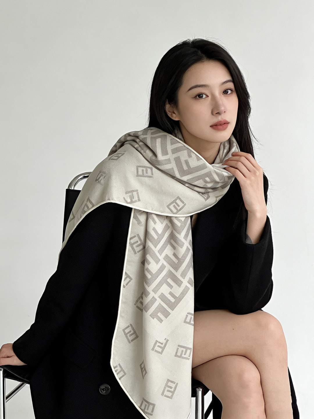 NO:729405,The classic double F logo is all over the entire scarf. It is made of velvet and has good warmth and hand feel. A must-have for autumn and winter. Versatile style.  In 1962, F Company hired the famous German designer Karl Lagerfeld (Karl Lagerfeld) as its brand designer. Lagerfeld's dramatic design concept brought Fendi brand clothing to the attention and praise of the global fashion industry. The mixed series with the double F letter as the logo jointly created by Lagerfeld and Fendi is another double letter logo that everyone in the fashion industry recognizes after the double C letter of Chanel in France and the double G letter in Italian Gucci. Material: 30 mulberry silk, 70 cashmere  Size 140*140 high version scarf, high version scarf, fendi19860909经典双F logo 遍布整条围巾丝绒材质 保暖性和手感都还不错哦 秋冬必入 百搭款 1962年,F公司聘用著名德籍设计师卡尔·拉格菲尔德(KarlLagerfeld)为其品牌设计师,拉格菲尔德富有戏剧性的设计理念使芬迪品牌服装获得全球时装界的瞩目及好评,拉格菲尔德与芬迪合作的以双F字母为标识的混合系列是继法国夏奈尔的双C字母、意大利古奇的双G字母后,又一个时装界众人皆识的双字母标志 材质30桑蚕丝70羊绒 尺寸140*140高版本围巾,高版本围巾,fendi,scarf