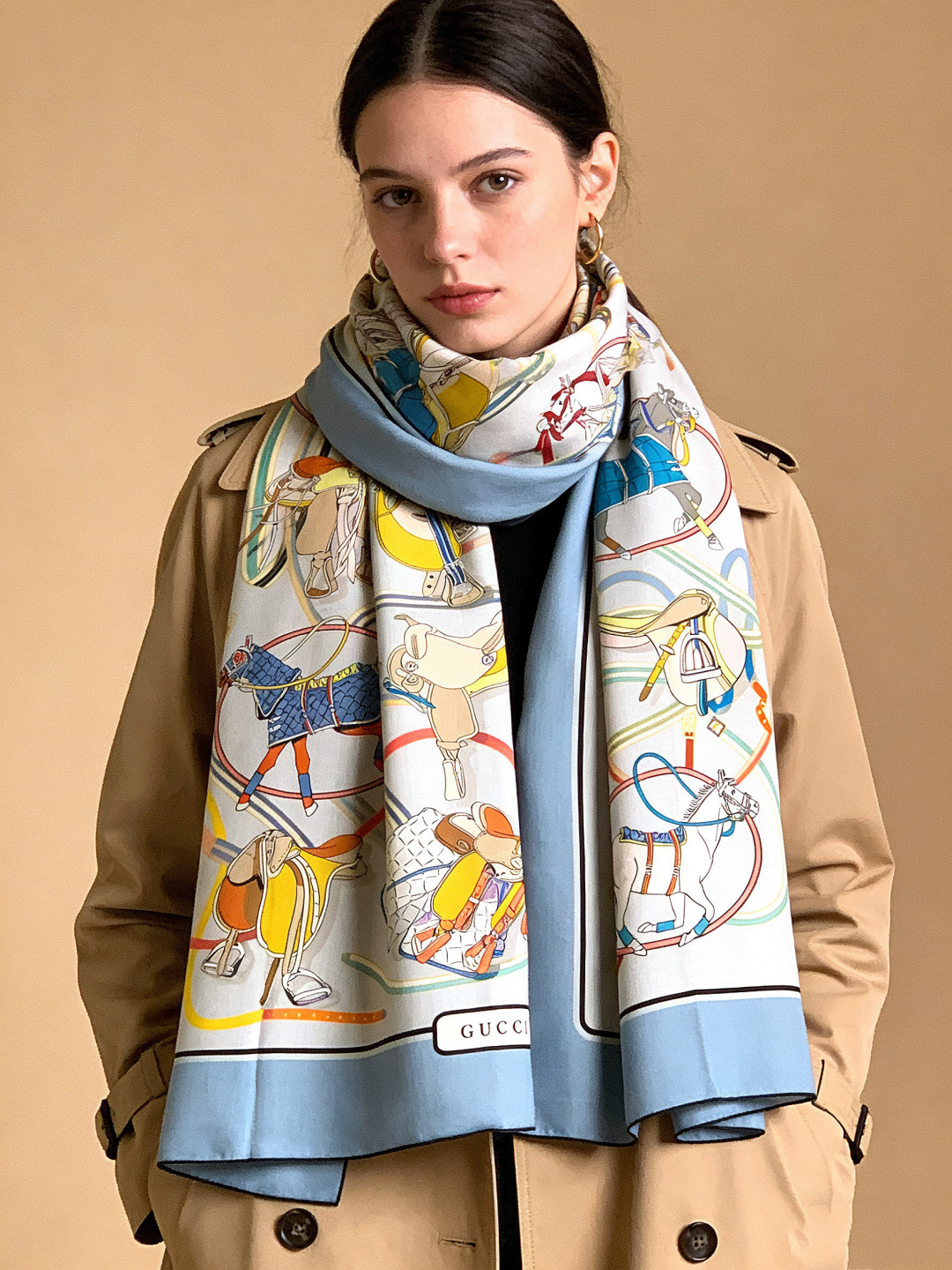 NO:729456,Gucci~140 double-sided velvet shawl. The saddle details and equestrian pattern are expertly presented in exquisite tones, paying tribute to the brand's deep connection with the equestrian world. This square scarf is crafted from silk wool, with all-over GG print and horsebit strap print for added texture. 30 silk 70 cashmere, all-over GG print, horsebit strap print 135 cm (length) x 136 cm (width) Made in Italy  The hem is hand-sewn, and the size of the single product may vary slightly. Due to objective reasons such as product shooting angle, monitor resolution, production batch, etc., the product pictures may be slightly different from the actual product. Such differences are not inconsistent with the description or quality problems. Please refer to the actual product you receive. High version scarf, high version scarf, gucci, real silk, shawls19860909Gucci~140双面丝绒披肩 马鞍细节和骑马图案以精致色调匠心呈献,意在向品牌与马术世界的深厚渊源致敬.这款方巾以真丝羊毛匠心打造,通体GG印花和马衔扣饰带印花另添质感. 30真丝70羊绒 通体GG印花 马衔扣饰带印花 135厘米（长）x 136厘米（宽） 意大利创作 下摆为手工缝制,单品尺寸可能略有差异 因产品拍摄角度、显示器分辨率、生产批次等客观原因,产品图片可能与实际商品存在细微差异,该等差异不属于描述不符或质量问题.请您以收到的产品实物为准.高版本围巾,高版本围巾,gucci,real silk,shawls,scarf