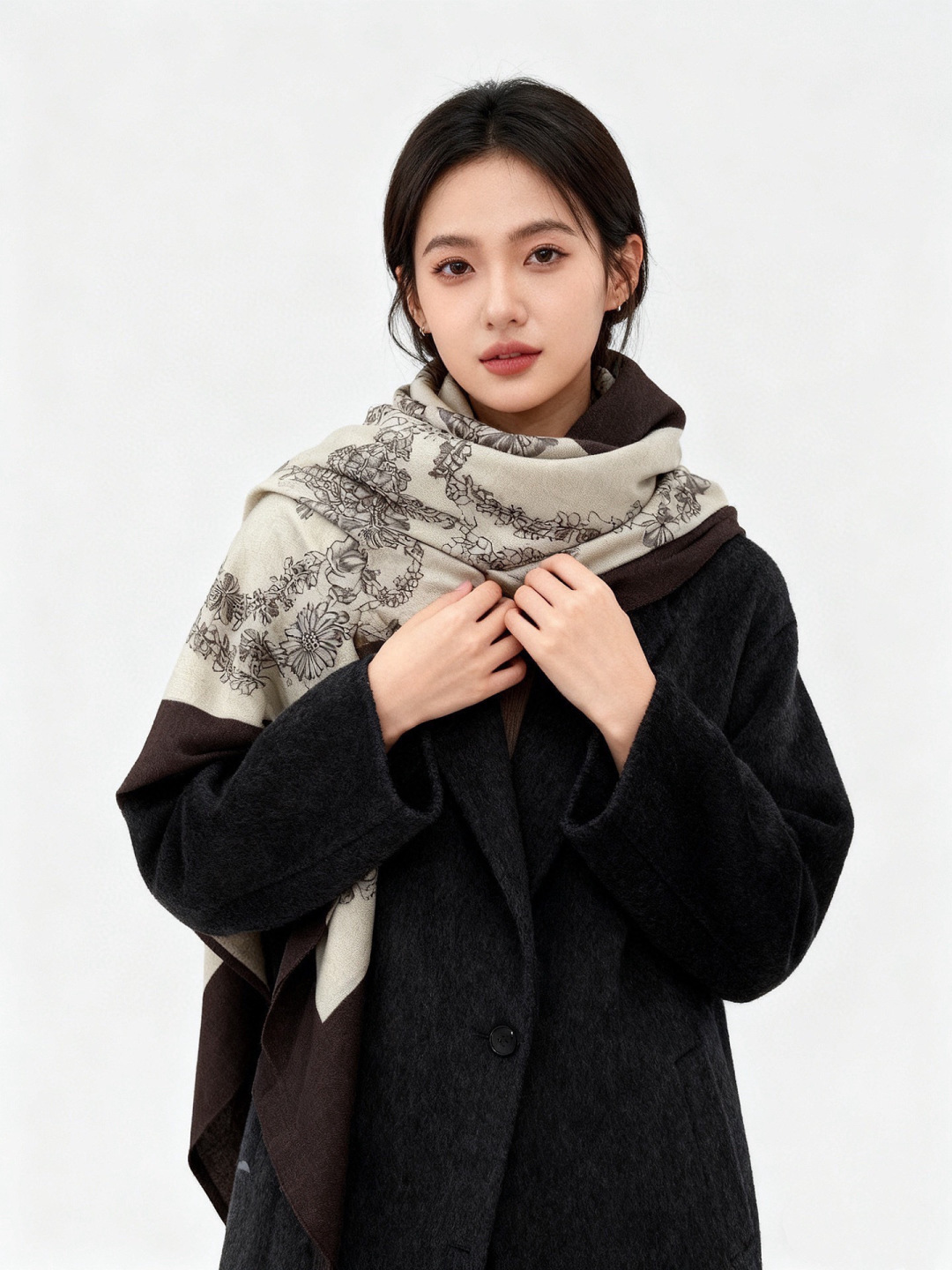 NO:729504,'Gorgeous bridle floral version' 140 velvet square scarf [140 top velvet double-sided shawl of the same color] Hand-rolled velvet square scarf (30 silk 70 cashmere) This velvet classic item shows the essence of strong and charming female charm. This 140 velvet square scarf is innovative, interprets infinite emotions and freedom, and writes personal narrative in a unique way. Size 140 * 140 cm |  Since this square scarf is hand-rolled, the sizes indicated may be slightly different. High version scarf, high version scarf, real silk, shawls19860909“华丽的缰辔花卉版”140丝绒方巾【140顶级丝绒双面同色披肩】 手工卷边丝绒方巾（30真丝70羊绒） 这款丝绒的经典单品展现强大而迷人的女性魅力精髓.此140丝绒方巾推陈出新,诠释无限的情感和自由,以别样方式书写个性叙事. 尺寸140 *140 厘米 | 由于这款方巾采用手工卷边,标示的尺寸或会略有不同.高版本围巾,高版本围巾,real silk,shawls,scarf