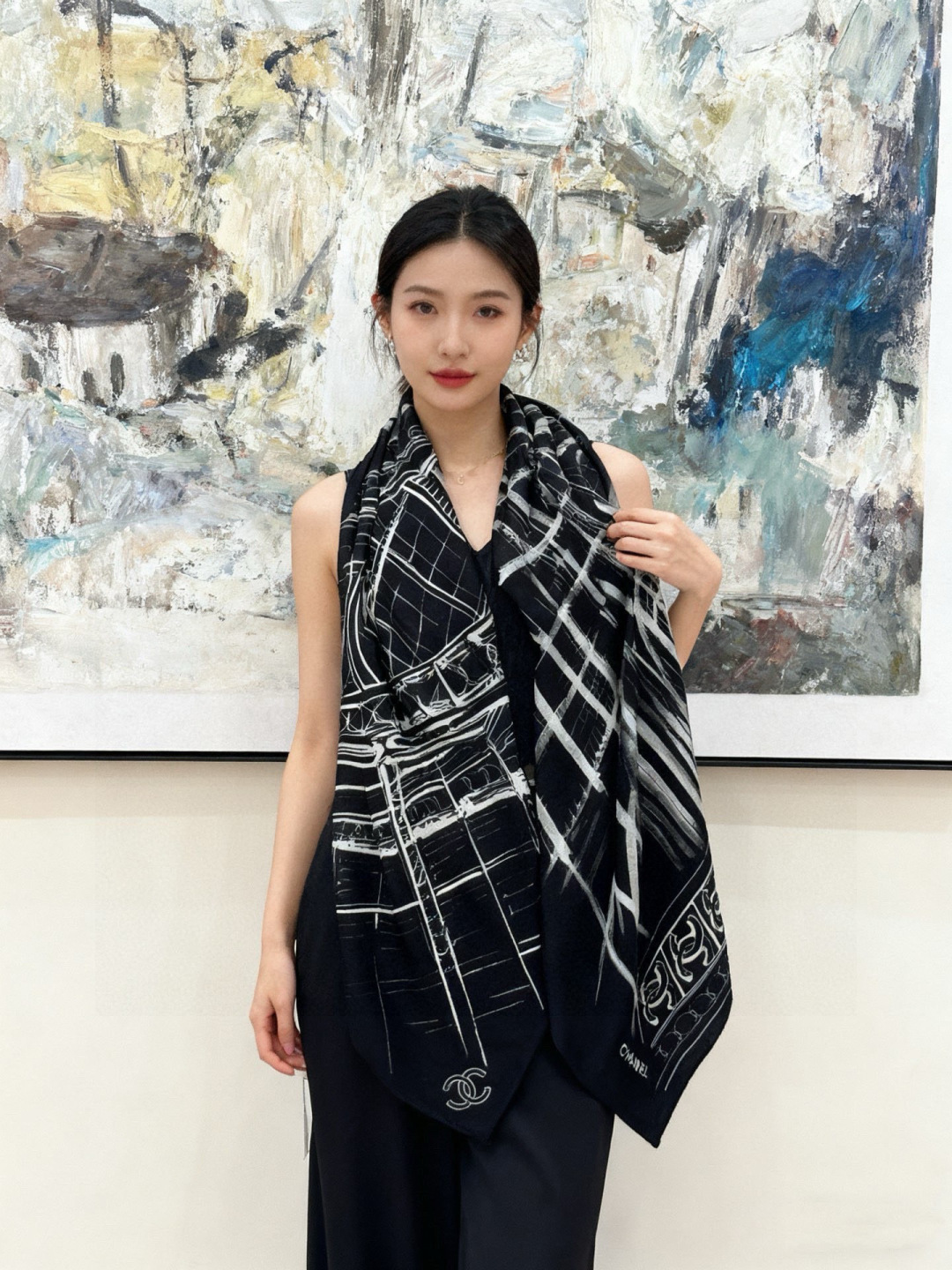 NO:729484,CHANEL ~ New product [140 top-grade velvet double-sided same color] The pattern of the shawl is the entrance to the main hall named 'Gabrielle Chanel' in the Grand Palais in Paris. I caught one at a glance, and my first thought was to make a decorative silk scarf painting. It's not too beautiful!  The upper body also looks good, soft and skin-friendly... Then frame it when you get tired of wearing it... Ingredients: 30% mulberry silk, 70% cashmere, size 135*135, high version scarf, high version scarf, chanel, shawls19860909CHANEL ~新品【140顶级丝绒双面同色】 披肩的图案是巴黎大皇宫中被命名为“Gabrielle Chanel”的正殿入口处.一眼相中的一款、第一想法就是做丝巾装饰画、简直不要太美！上身也好看,柔软亲肤……那就戴腻了再裱起来…… 成份30桑蚕丝70羊绒 尺寸135*135高版本围巾,高版本围巾,chanel,shawls,scarf