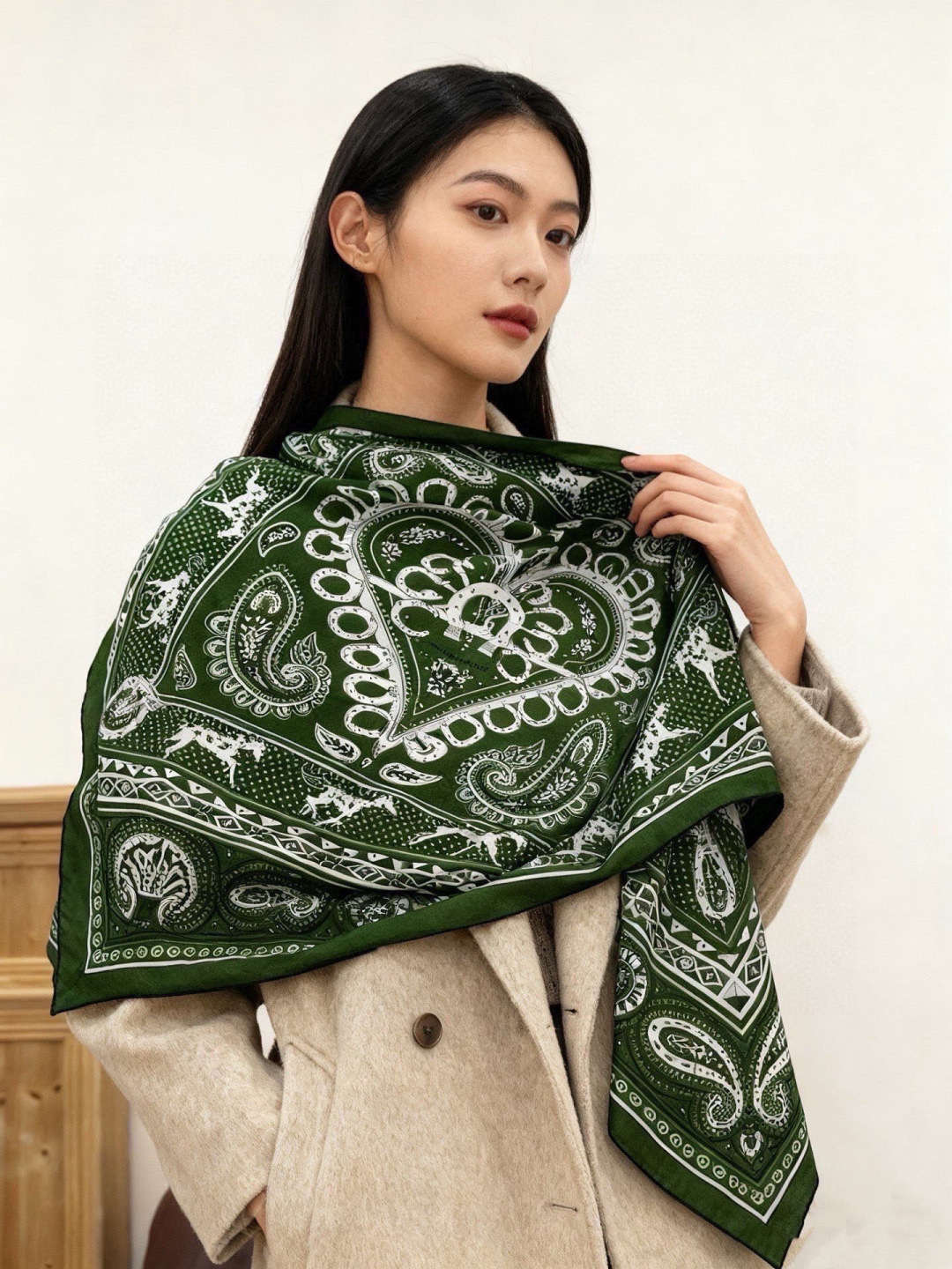 NO:821628,[Double-sided same color silk wool style] H family cashmere new style. Everyone who bought it said it looks good. Recommended [Love Horse 140] Cashmere square scarf H family ZG hot model with three-dimensional presentation of pattern and texture. Extremely high quality. Special process. High-end research and development. Stunning. Special cutting-edge process. Favored by Bai Fumei. Whether it is quality, style or price, they scream for big brand control. Super high cost performance.  Definitely worth buying, size 140cm*140cm, 70 cashmere silk high version scarf, high version scarf, real silk19860909【双面同色 丝毛款】H家羊绒新款 买了都说好看推荐【爱心骏马 140】羊绒方巾H家ZG爆款立体呈现图案纹路实物档次极高特殊工艺高端研发惊艳问世特殊尖端工艺处理受到白富美的喜欢 无论是品质 款式 价格都令大牌控的她们尖叫 超高性价比 绝对值得入手尺寸140cm*140cm,70羊绒真丝高版本围巾,高版本围巾,real silk,scarf