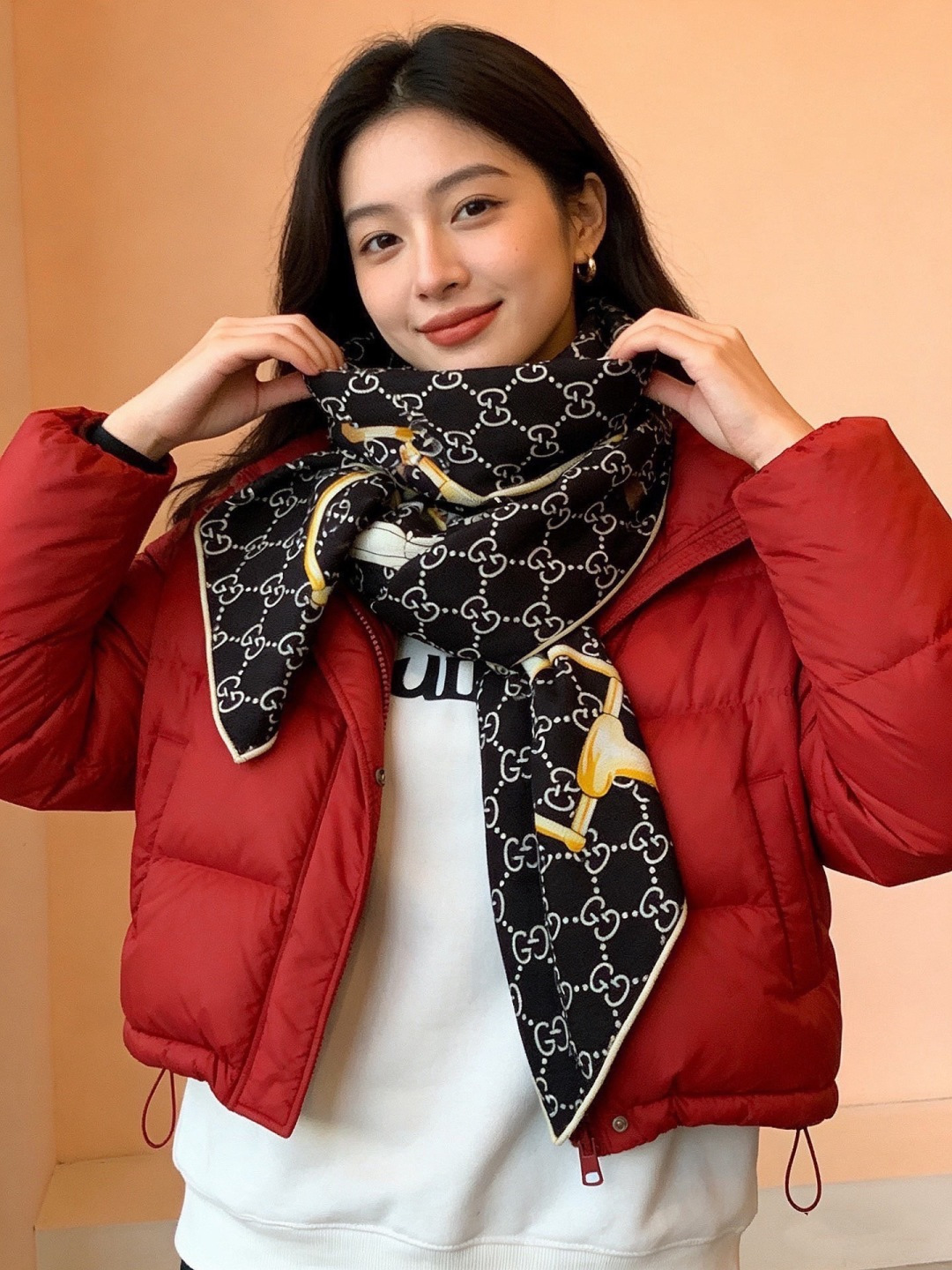 NO:821657,Gucci~140 double-sided velvet shawl. The saddle details and equestrian pattern are expertly presented in exquisite tones, paying tribute to the brand's deep connection with the equestrian world. This square scarf is crafted from silk wool, with all-over GG print and horsebit strap print for added texture. 30 silk 70 cashmere, all-over GG print, horsebit strap print 135 cm (length) x 136 cm (width) Made in Italy  The hem is hand-sewn, and the size of the single product may vary slightly. Due to objective reasons such as product shooting angle, monitor resolution, production batch, etc., the product picture may be slightly different from the actual product. Such differences are not inconsistent with the description or quality problems. Please refer to the actual product you receive. High version scarf, high version scarf, gucci, real silk, shawls19860909Gucci~140双面丝绒披肩 马鞍细节和骑马图案以精致色调匠心呈献,意在向品牌与马术世界的深厚渊源致敬.这款方巾以真丝羊毛匠心打造,通体GG印花和马衔扣饰带印花另添质感. 30真丝70羊绒 通体GG印花 马衔扣饰带印花 135厘米（长）x 136厘米（宽） 意大利创作 下摆为手工缝制,单品尺寸可能略有差异 因产品拍摄角度、显示器分辨率、生产批次等客观原因,产品图片可能与实际商品存在细微差异,该等差异不属于描述不符或质量问题.请您以收到的产品实物为准.高版本围巾,高版本围巾,gucci,real silk,shawls,scarf