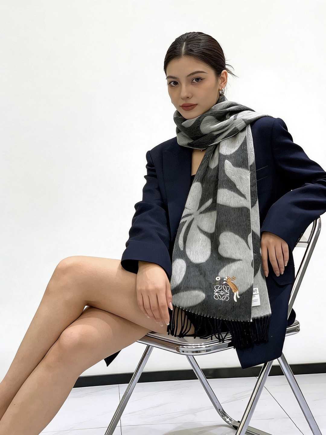 NO:821679,Hermès new style This scarf is made of delicate contrasting jacquard weaving, showing the Entrelacs Equestres horse head pattern designed by Geoff McFetridge. Size 40*195CM, high version scarf, high version scarf, off white, hermes19860909爱马仕新款 这款围巾采用细腻的撞色提花编织,呈现杰夫·麦克菲里奇（Geoff McFetridge）设计的Entrelacs Equestres马头图案.尺寸40*195CM,高版本围巾,高版本围巾,off white,hermes,scarf