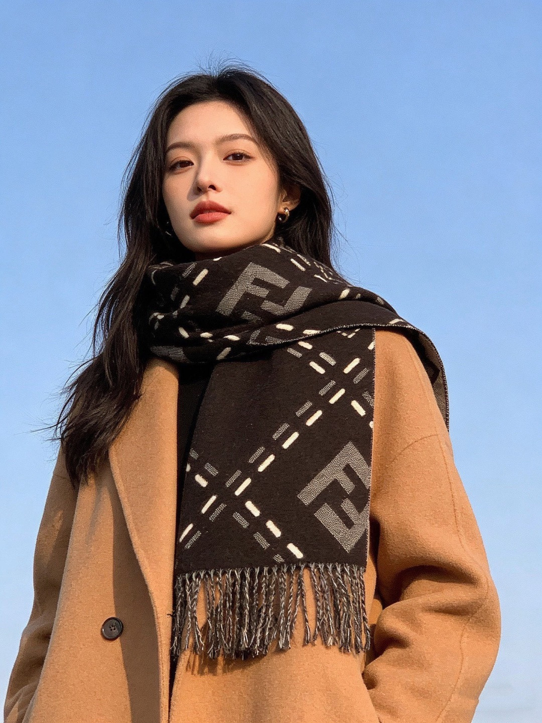 NO:821639,Fendi long fringed scarf. Made of wool, decorated with a jacquard Selleria Macro Check stitching pattern (inspired by the iconic FENDI craftsmanship) and the FF logo interpreted in two different contrasting patterns. Made in Italy More details Material Main fabric sheep wool Size Height 30cm. Length 210cm High version scarf, high version scarf, fendi, fendi19860909芬迪 长款流苏围巾.羊毛材质,饰以提花Selleria Macro Check缝线图案(灵感源自标志性FENDI工艺),以及采用两种不同反差图纹演绎的FF标志.意大利制造 更多细节 材质主面料绵羊毛 尺寸 高度30cm.长度210cm高版本围巾,高版本围巾,fendi,fendi,scarf