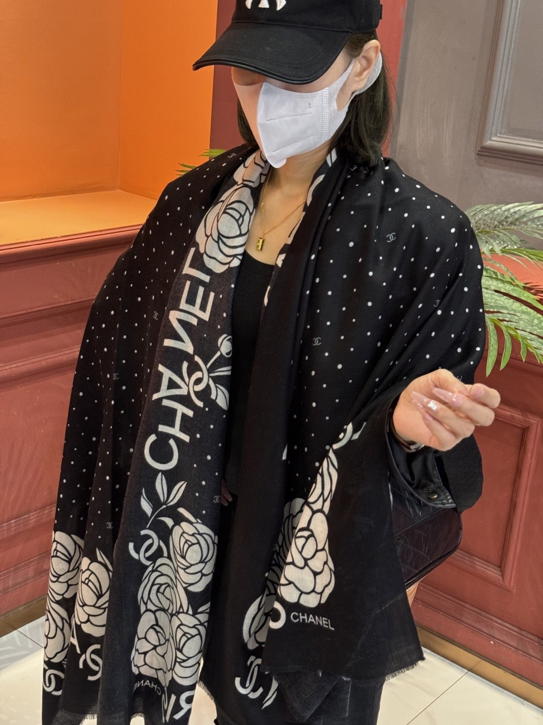 NO:821509,New cashmere style Xin Xiaoxiang [Camellia Long Scarf] ~ super uplifting!  High-end femininity!  Cashmere scarves can be so beautiful!  !  !  This double-sided floral cashmere scarf is really high-end!  Grandma Xiang’s signature floral colors and matching clothing are very tasteful!  !  The new fusion of the signature camellia and double C letter elements, luxury and elegance, thin cashmere feel, and printed design are really amazing!  Pairing it with a white shirt in spring and summer is even more elegant and fashionable. Pairing it with a coat in autumn and winter is super classy. Sisters who know how to match it must buy it!  !  Soft, waxy and smooth!  The scarf is very easy to style and has a very heavy and luxurious design, but the upper body is uniquely elegant!  Pair this scarf with a simple foundation. The simple combination gives people a very comfortable and tasteful big-name feel... Recommended!  !  Size specifications: 100*200cm long cashmere scarf, high version scarf, high version scarf, shirts19860909羊绒新款 新小香【山茶花长围巾】~超级抬气色！高级女人味！羊绒围巾也能这么美！！！这款双面花卉羊绒围巾真的好高级！香奶奶家招牌的花卉花色搭配服饰很显品味！！招牌山茶花与双C字母元素的新融合,奢华优雅感,薄薄的羊绒手感,印花的设计真的很赞！春夏搭配白衬衫更是又气质又时髦,秋冬搭配大衣超级显品味,懂得搭配的姐妹一定要入手！！柔软软糯顺滑！赋予了围巾非常容易造型,非常重磅奢华的设计,上身却别样衬得人高贵气质！简单的打底配此款围巾,简单的搭配却给人非常舒适有品味的大牌感…推荐！！尺寸规格100*200cm羊绒长巾 高版本围巾,高版本围巾,shirts,scarf