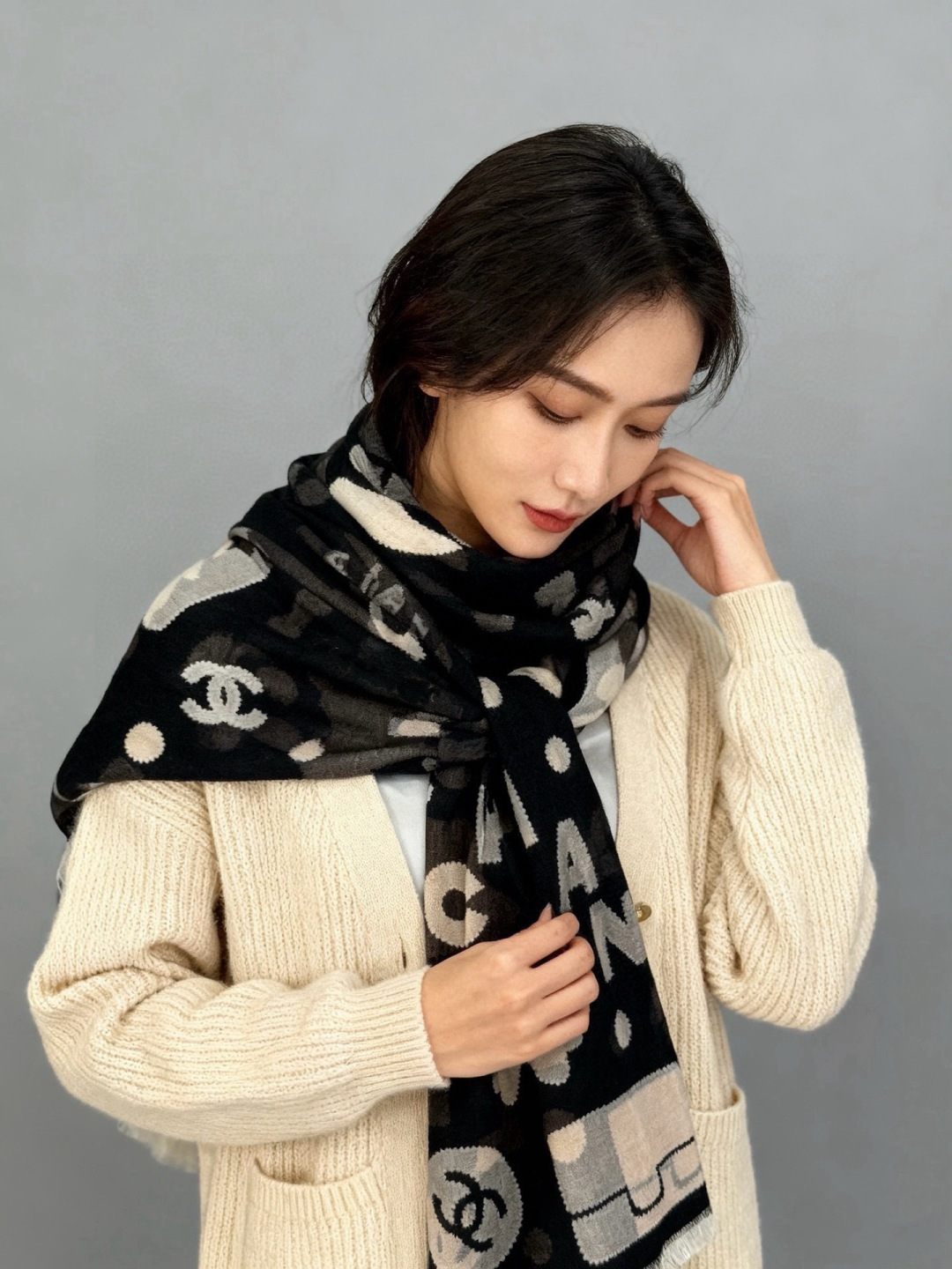 NO:821516,Highly recommended!  !  !  High-end, comfortable and fashionable, just buy it if you trust me!  This feminine scarf from Chanel touches your heart, with its inimitable color and temperament!  !  !  The scarf will also have a very beautiful special ripple texture under the light and shadow!  Most factories cannot make such a model. It is a leader in cashmere and a product that successful people pursue. I give it full marks for the color!  !  !  It has a unique fairy spirit, feminine temperament, elegant color, but not too enchanting!  Size specification 100*200cm cashmere scarf high version scarf, high version scarf, chanel19860909重点推荐！！！高级舒适时髦气质,相信我的就收吧！香奈儿这款触动内心的柔美围巾,无法模仿的颜色和气质！！！围巾光影下还会有非常漂亮的特殊波纹肌理！一般工厂做不出这样的款,属于羊绒中的佼佼者,成功人士追求的品,颜色我给满分！！！有点独有的仙气,女性气质,颜色淡雅,不过分妖娆！尺寸规格100*200cm羊绒围巾高版本围巾,高版本围巾,chanel,scarf