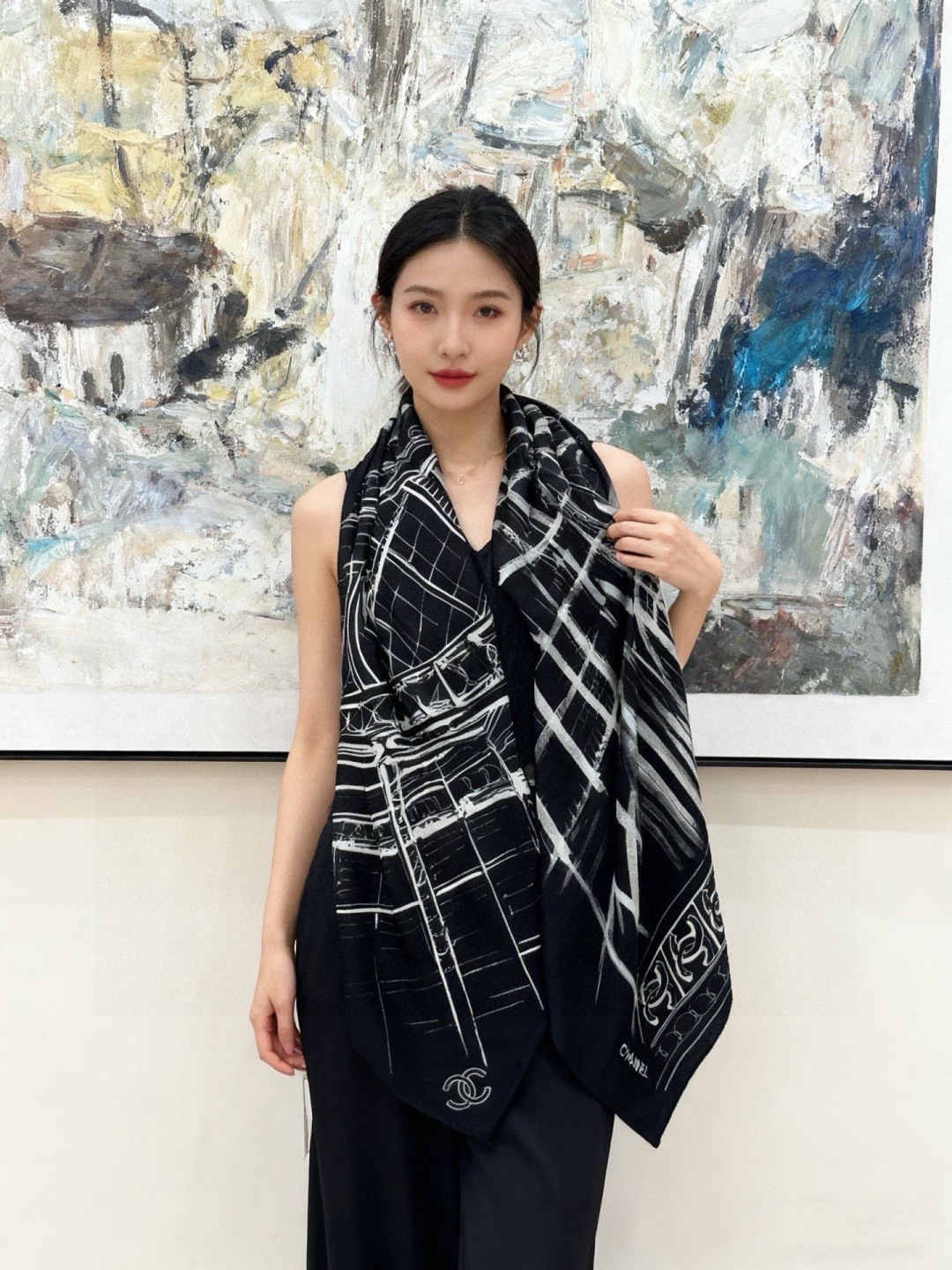NO:821531,CHANEL ~ New product [140 top-grade velvet double-sided same color] The pattern of the shawl is the entrance to the main hall named 'Gabrielle Chanel' in the Grand Palais in Paris. I caught one at a glance, and my first thought was to make a decorative silk scarf painting. It's not too beautiful!  The upper body also looks good, soft and skin-friendly... Then frame it when you get tired of wearing it... Ingredients: 30% mulberry silk, 70% cashmere, size 135*135, high version scarf, high version scarf, chanel, shawls19860909CHANEL ~新品【140顶级丝绒双面同色】 披肩的图案是巴黎大皇宫中被命名为“Gabrielle Chanel”的正殿入口处.一眼相中的一款、第一想法就是做丝巾装饰画、简直不要太美！上身也好看,柔软亲肤……那就戴腻了再裱起来…… 成份30桑蚕丝70羊绒 尺寸135*135高版本围巾,高版本围巾,chanel,shawls,scarf