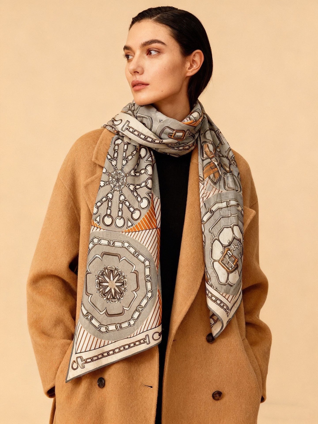 NO:821546,New [Double-sided velvet square scarf of the same color] Hand-rolled cashmere and silk blended shawl (70% cashmere, 30% mulberry silk) This shawl is made of classic cashmere and silk blended fabric, soft and light, easy to wear. A must-have for air-conditioned rooms!  Ideal for colder days or cooler evenings. Dimensions 140x 140 cm | Due to the hand-rolled edges of this shawl, the dimensions may vary slightly from those shown. High version scarf, high version scarf, real silk, shawls19860909上新【双面同色丝绒方巾】手工卷边山羊绒和真丝混纺披肩（70山羊绒,30桑蚕丝） 这款披肩采用经典山羊绒和真丝混纺面料,柔软轻盈,佩戴方便.空调房必备！寒冷时分或微凉夜间的理想之选. 尺寸140x 140厘米 | 由于这款披肩采用手工卷边,与标示的尺寸或会略有不同高版本围巾,高版本围巾,real silk,shawls,scarf