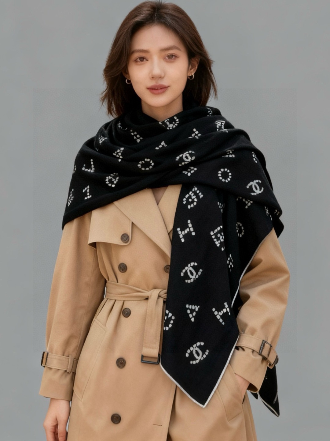 NO:821560,Chanel-Velvet double-sided square scarf [140 double-sided same color] It has become so popular since its debut that it is hard to find one. The high-end letters CC are the only one that competes with all the classic elements. This is one of the most beautiful shawls this year. The design is absolutely first-class and the quality is outstanding!  Recommended by old customers, the best, soft, delicate and silky is the essence of its texture. Not much to say, this collectible fashion model is 135*135 cm (height x length) 30 mulberry silk 70 cashmere high version scarf, high version scarf, chanel, shawls19860909Chanel-丝绒双面方巾【140双面同色】 出道即巅峰火爆到一条难求 高级感十足的字母CC,和一切经典元素争锋的独一份这是本年度最美的披肩没有之一,设计感绝对的超一流,甩大街的品质！老客户强推入, 最最最上好的 柔软细腻丝滑才是他的质感精髓、话不多说了,这种可以收藏的时尚款135*135厘米（高 x长度） 30桑蚕丝70羊绒高版本围巾,高版本围巾,chanel,shawls,scarf