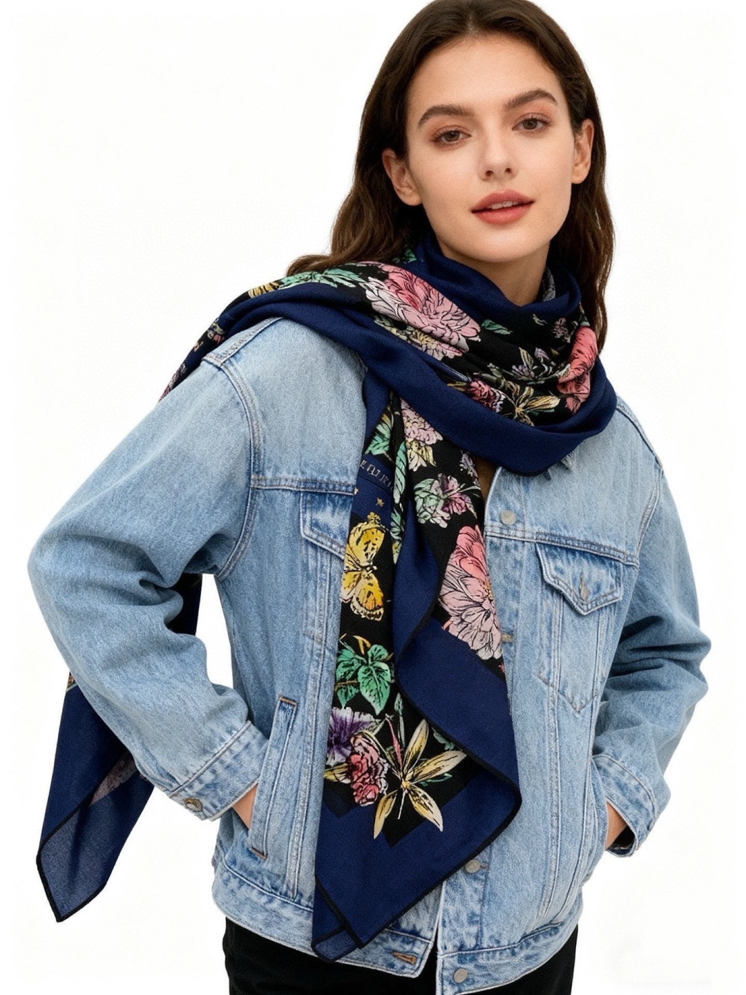NO:821578,Dior double-sided same-color velvet printed square scarf 140 velvet fabric multi-color Dior Astral Flowers This square scarf is decorated with the Dior Astral Flowers pattern, which interprets the 12 constellation patterns with seasonal flowers and tells a unique story. The design highlights the different months and moon phases of the year. It is carefully made of silk wool fabric, double-sided design, decorated with multi-color patterns and rolled edges, and embellished with the Christian Dior logo to enhance the style.  Can be tied around the neck or used as a headscarf to create a fashionable classic look. Silk wool fabric double-sided multi-color Dior Astral Flowers pattern Christian Dior logo hand-rolled 30 mulberry silk 70 cashmere high version scarf, high version scarf, dior19860909Dior 双面同色丝绒印花方巾 140丝绒面料多色 Dior Astral Flowers 这款方巾饰以 Dior Astral Flowers 图案,以当季花朵演绎 12星座图案,讲述别开生面的故事.设计突显一年四季的不同月份与月相.采用丝毛面料精心制作,双面设计,饰以多色图案和卷边,点缀以 Christian Dior 标志提升格调. 可系在颈部或作为头巾使用,打造时尚的经典造型. 丝毛面料双面多色 Dior Astral Flowers 图案 Christian Dior 标志 手工卷边 30桑蚕丝70羊绒高版本围巾,高版本围巾,dior,scarf
