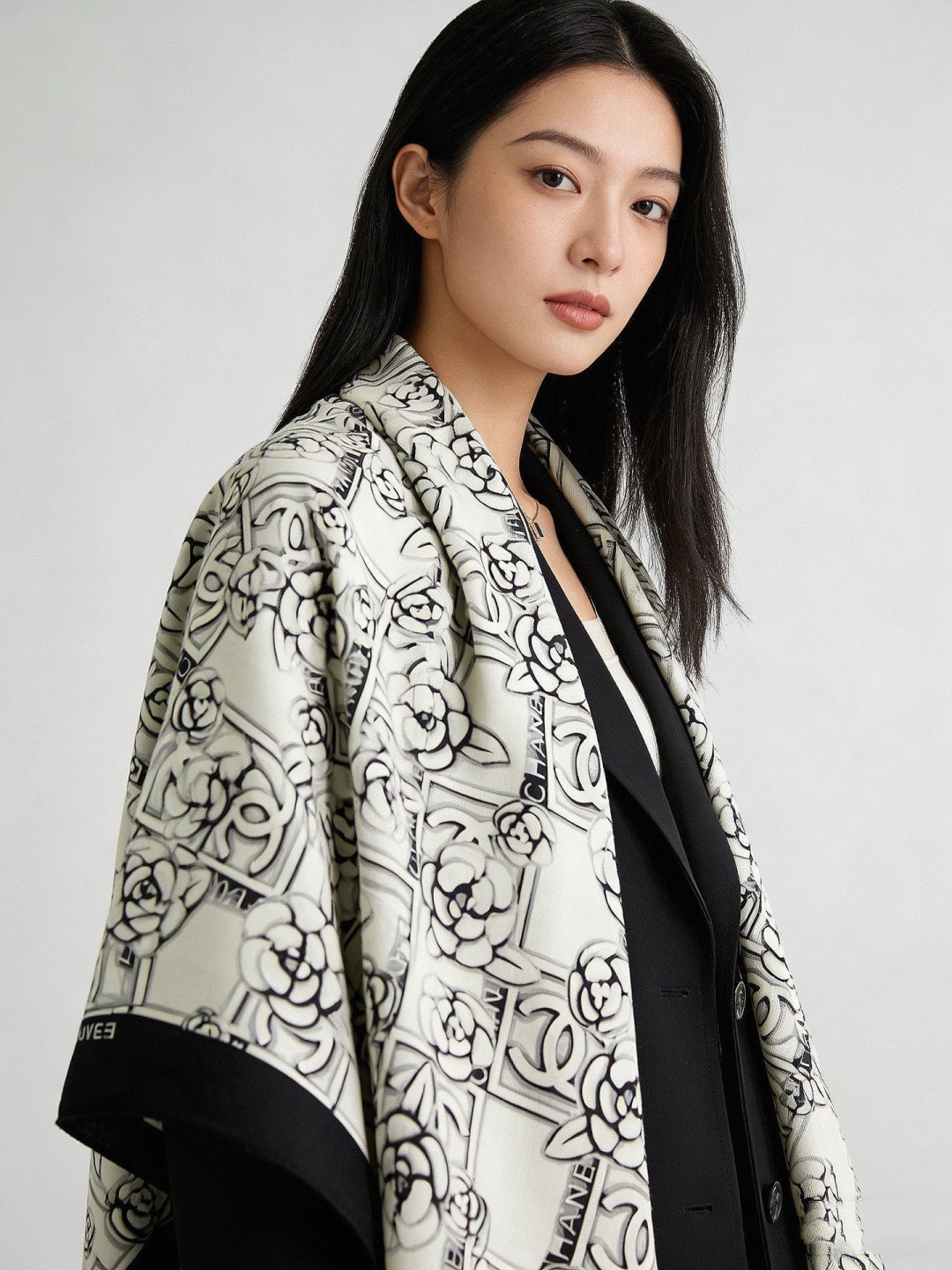 NO:821599,[Upgraded double-sided same-color encrypted fabric] New 140*140 Taiwan version printing, black and white, high-end urban upstart!  Another encounter with camellias!  Absolute temperament, Chanel Lady high-end tone】The elegance and nobility represented by Chanel have been deeply rooted in the hearts of everyone, no one can refuse such elegance and high-end!  !  The effect of this one is really simple and high-end!  !  A design without too much redundancy is the most advanced design!  !  Such a silk scarf is so beautiful!  Across the screen, the sisters must have felt how awesome this temperament is!  !  It can accurately hit the heart of every sister who loves beauty and fashion!  !  high version scarf, high version scarf, chanel19860909【升级双面同色 加密面料】 上新 140*140台版印花 黑白二色  高级都市新贵！山茶花的再一次邂逅！绝对的气质Chanel Lady高级调调】Chanel所代表的优雅,高贵已深人人心,没人能拒绝这样的优雅高级！！这款出来的效果真的非常简约高级！！没有太冗余的设计就是最高级的设计！！这样的丝巾,太美了太美了！隔着屏幕,姐妹肯定都感受到了,这款气质的要命！！能精准击中每一个爱美爱时髦的姐妹心尖尖上！！高版本围巾,高版本围巾,chanel,scarf