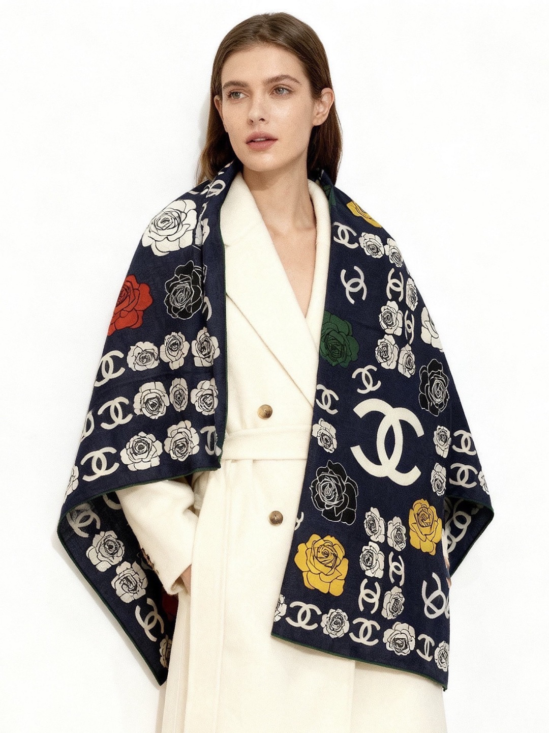 NO:821608,Chanel's new [Chanel] classic camellia and elegant Coco style, Chanel's latest velvet square scarf ~ temperament to the core, the new season's fabrics of Fragrance Grandma are super high-end, really super soft, silky smooth, strong toughness and not easy to be snagged!  This year’s new series~ I’m really impressed by the design. Chanel’s silk scarf is definitely a representative of elegance. A fragrant silk scarf will give you the best match!  !  A must!  The upper body effect is simply elegant and very flexible. It has layers of elegant texture. Layers upon layers create a striking but unobtrusive look of a gorgeous lady. The powder must come in the size of 140*140cm. The upper body effect is really beautiful (it will look even better when paired with clothing, shoes and bags)!  The real thing is definitely more beautiful!  Classic black and white high version scarf, high version scarf, chanel, chanel19860909香奈儿上新【Chanel】 经典茶花优雅Coco风,Chanel最新丝绒大方巾~气质到骨子里,香奶奶新一季的面料超高级,真心超级柔软,丝丝顺滑,韧性很强 不容易被轻易勾丝！今年新出的系列~真的被这样的设计美到,香奈儿家的丝巾绝对是优雅的代表,一条小香的丝巾,给你最好的搭配！！ 必入！上身效果简直优雅气质到不行,非常灵动.层次优雅质感.层层叠叠出醒目而不张扬的华丽名媛感,香粉必入 140*140cm 的尺寸,上身效果真的不用多说的美(搭配服饰鞋包更有感觉)！实物绝对更美！经典黑白色高版本围巾,高版本围巾,chanel,chanel,scarf