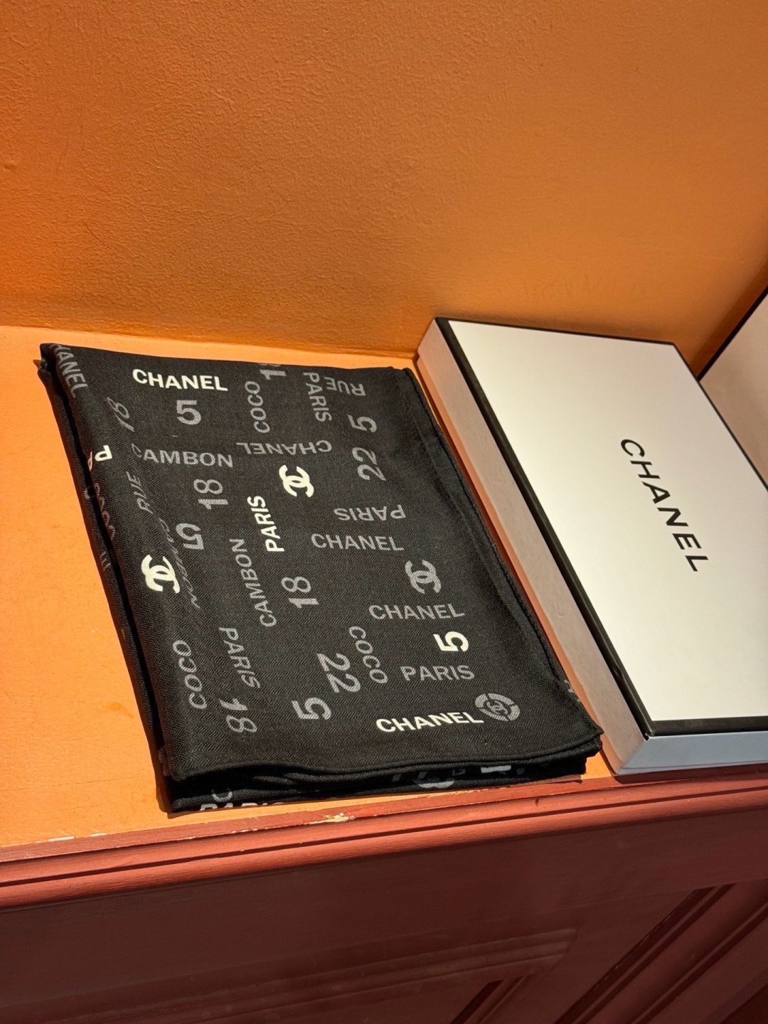 上新❤️【Chanel】 经典茶花优雅Coco风，Chanel最新菱格丝绒大方巾~气质到骨子里，香奶奶新