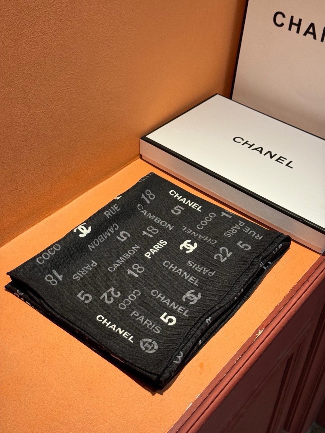 上新❤️【Chanel】 经典茶花优雅Coco风，Chanel最新菱格丝绒大方巾~气质到骨子里，香奶奶新