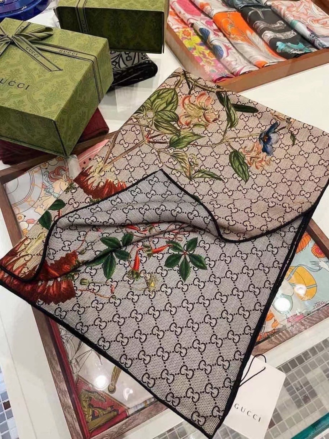 【▪️Gucci双面双色花卉羊绒围巾~超级抬气色！高级女人味！】羊绒围巾也能这么美！！！Gucci这款双