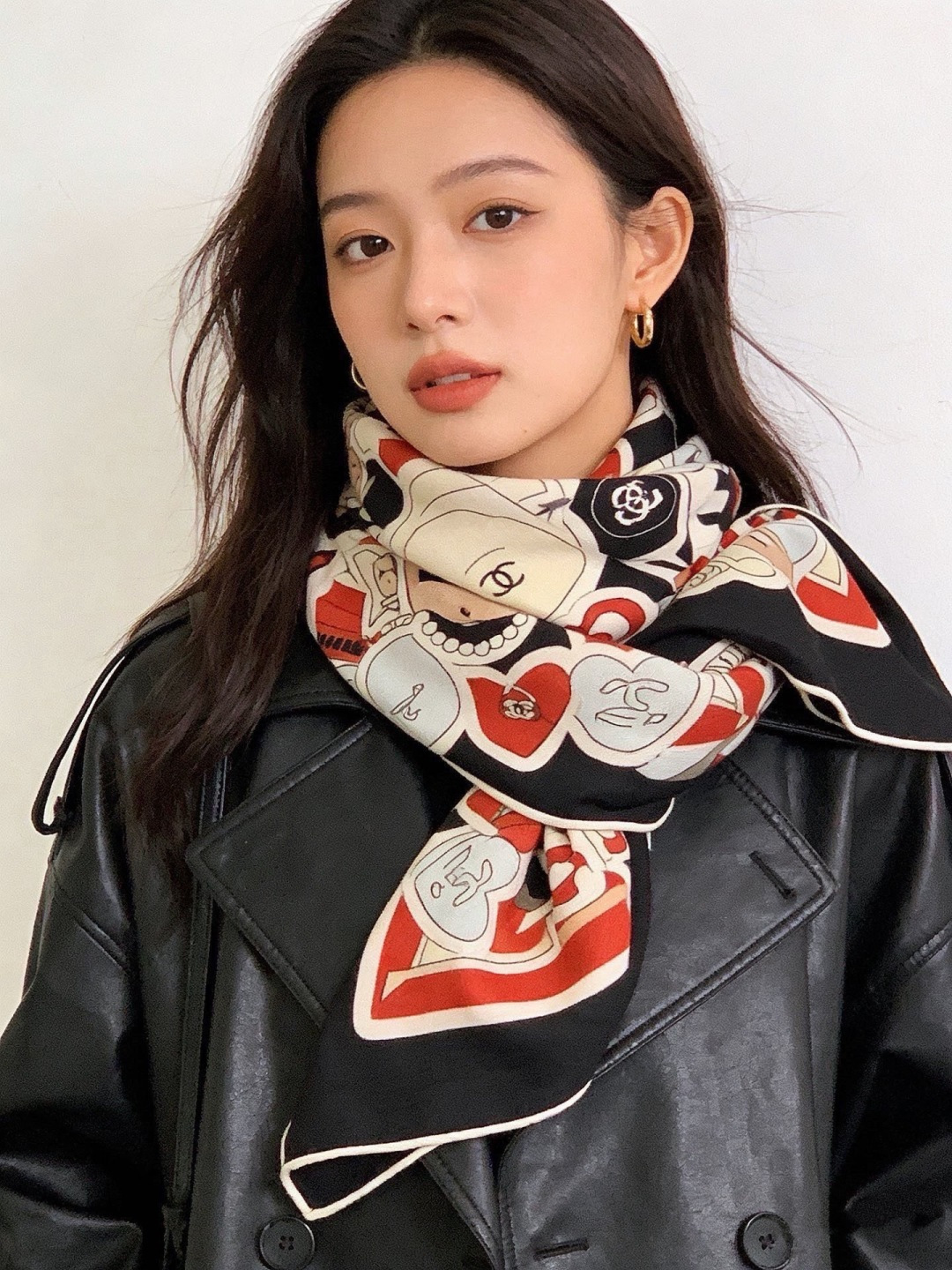 高级成衣系列～Chanel 【140双面同色丝绒披肩】此系列谱写一曲自由轻灵的赞歌本系列作品创新演绎品牌