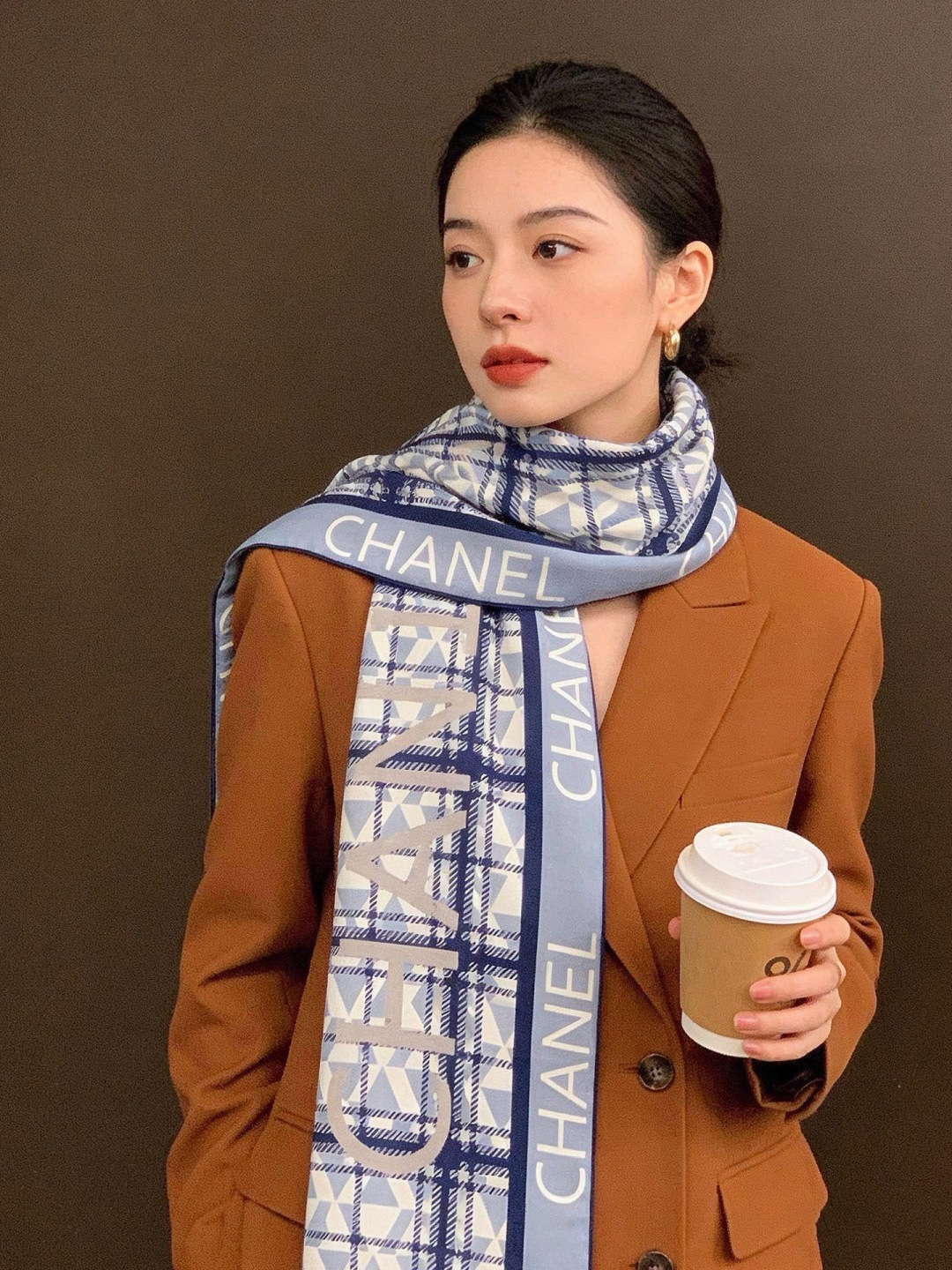 高级成衣系列～Chanel 【140双面同色丝绒披肩】此系列谱写一曲自由轻灵的赞歌本系列作品创新演绎品牌