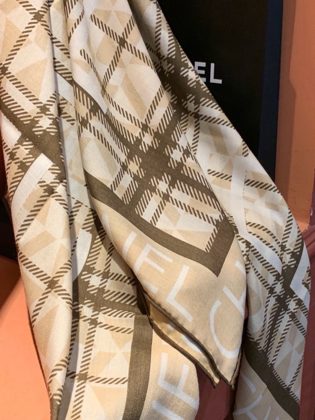 高级成衣系列～Chanel 【140双面同色丝绒披肩】此系列谱写一曲自由轻灵的赞歌本系列作品创新演绎品牌