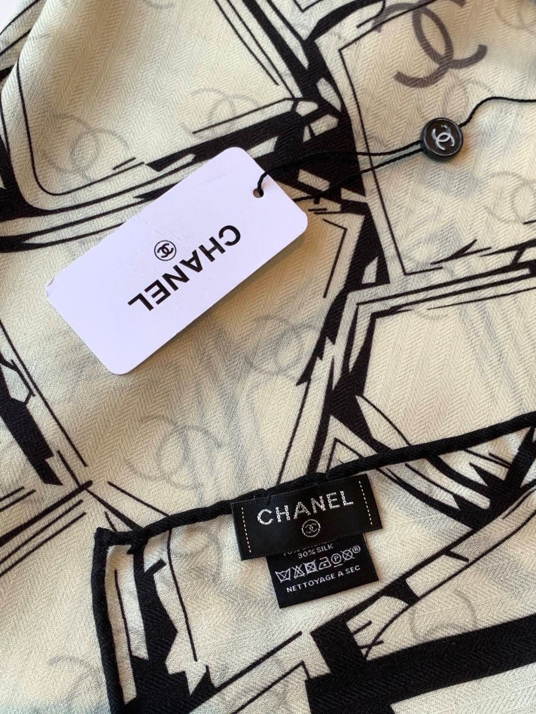 高级成衣系列～Chanel 【140双面同色丝绒披肩】此系列谱写一曲自由轻灵的赞歌本系列作品创新演绎品牌