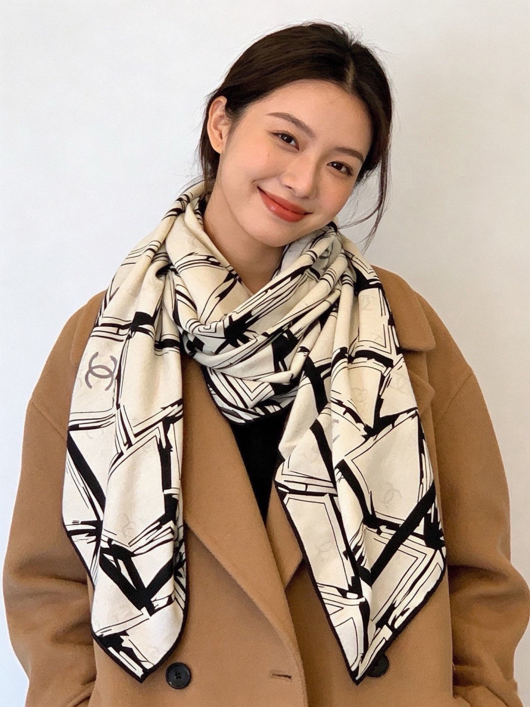 高级成衣系列～Chanel 【140双面同色丝绒披肩】此系列谱写一曲自由轻灵的赞歌本系列作品创新演绎品牌