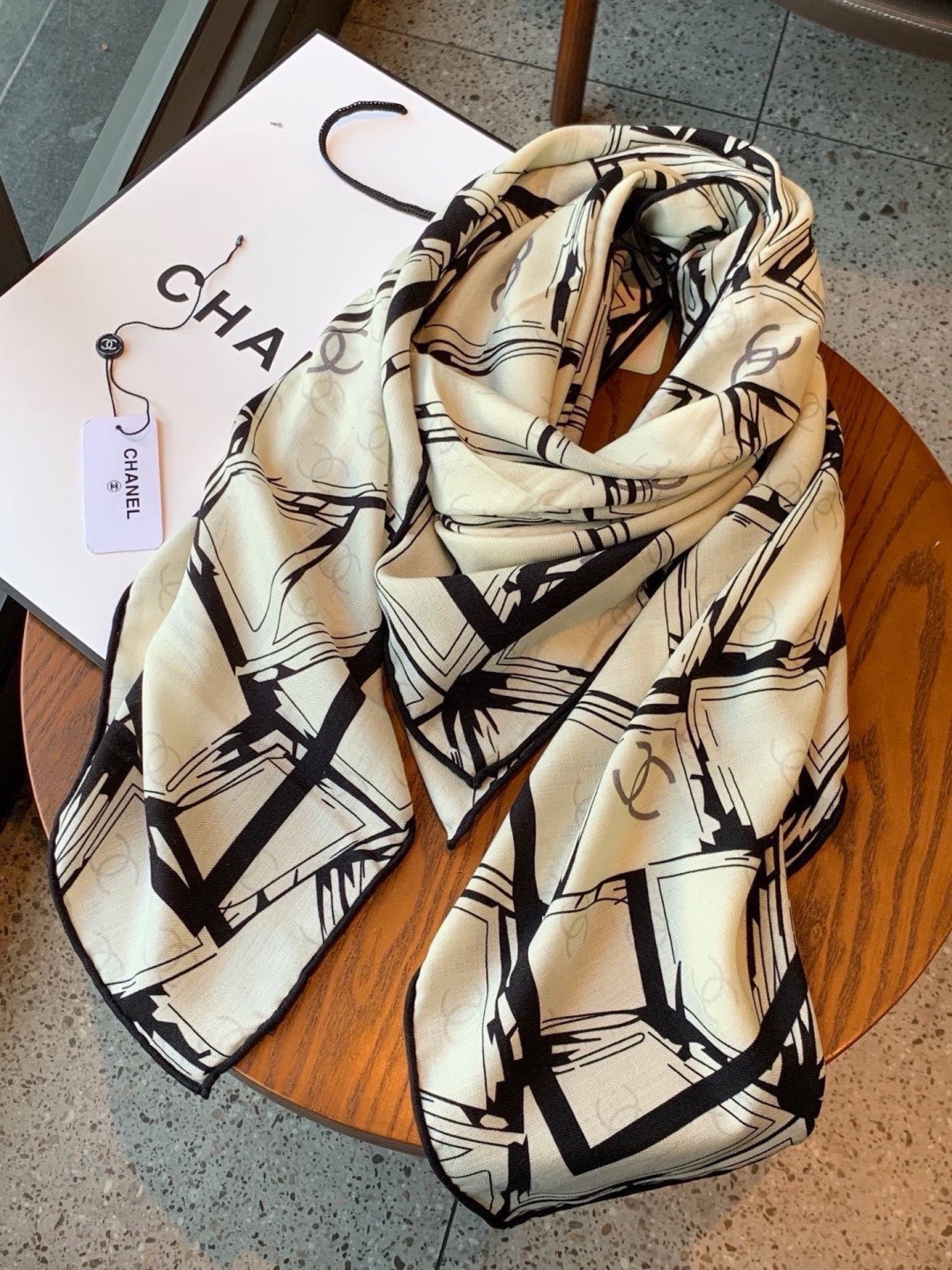 高级成衣系列～Chanel 【140双面同色丝绒披肩】此系列谱写一曲自由轻灵的赞歌本系列作品创新演绎品牌