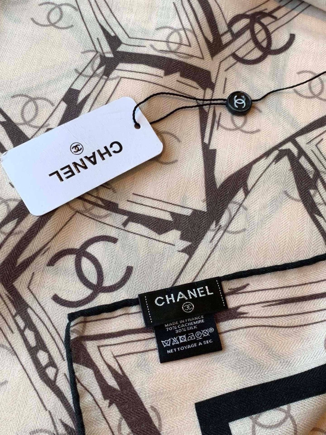 高级成衣系列～Chanel 【140双面同色丝绒披肩】此系列谱写一曲自由轻灵的赞歌本系列作品创新演绎品牌