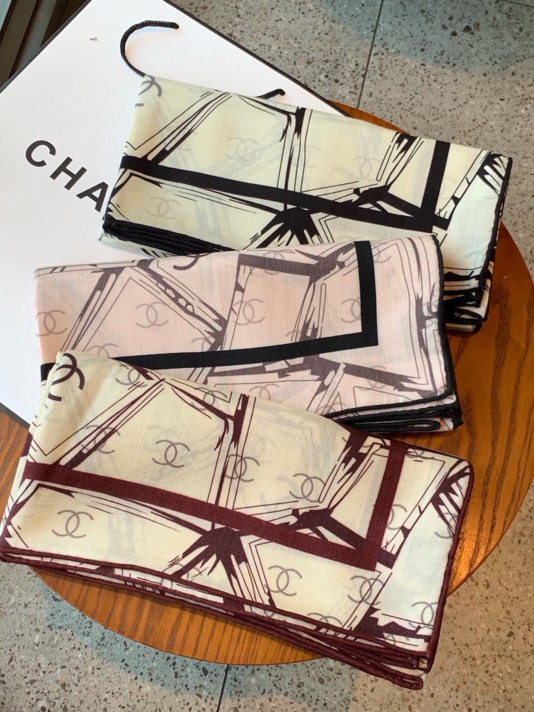 高级成衣系列～Chanel 【140双面同色丝绒披肩】此系列谱写一曲自由轻灵的赞歌本系列作品创新演绎品牌