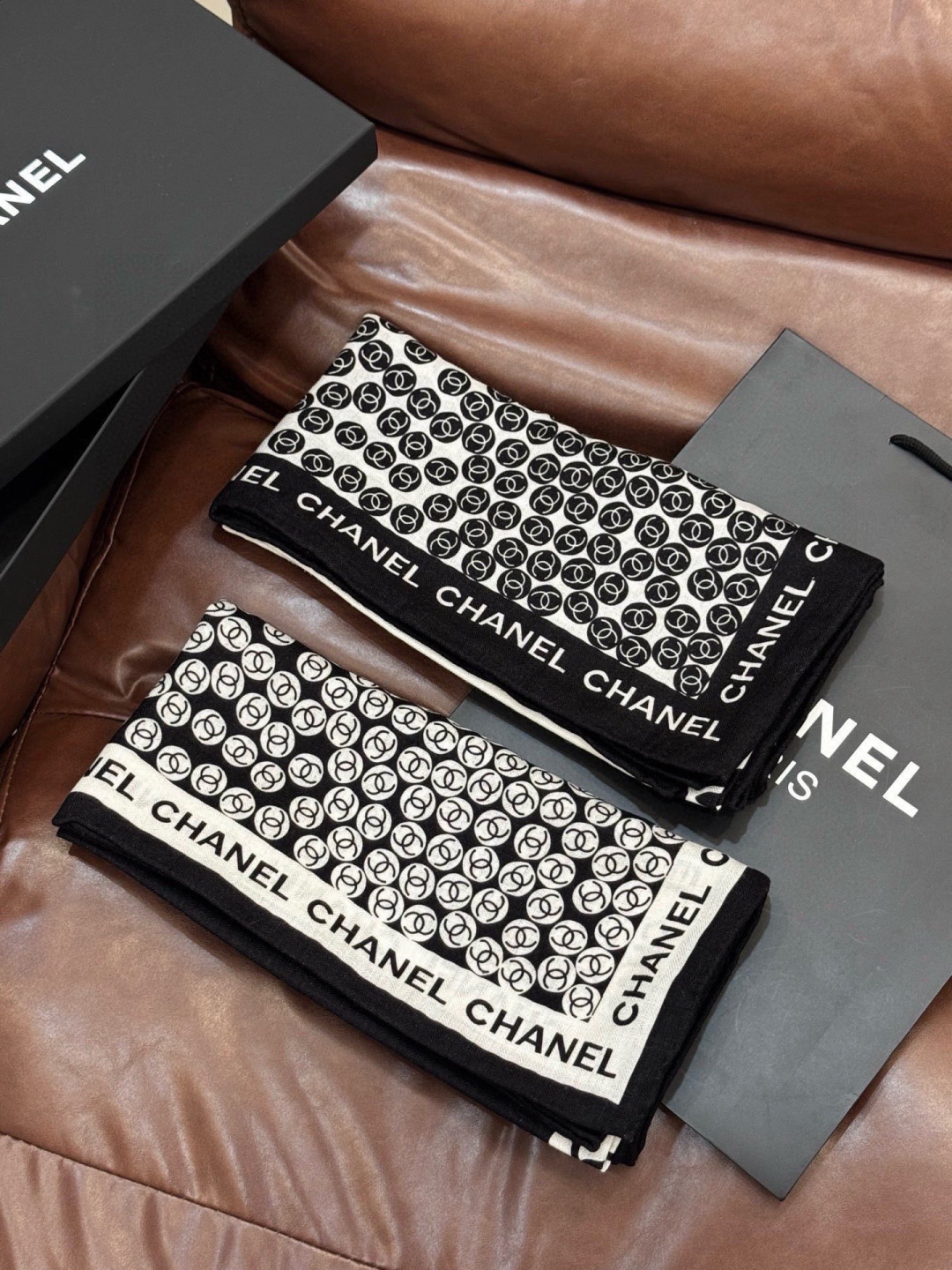 Chanel新品～【140顶级丝绒双面同色披肩】披肩设计真的好有突破粉色米色格优雅甜美感觉每一款错过了就