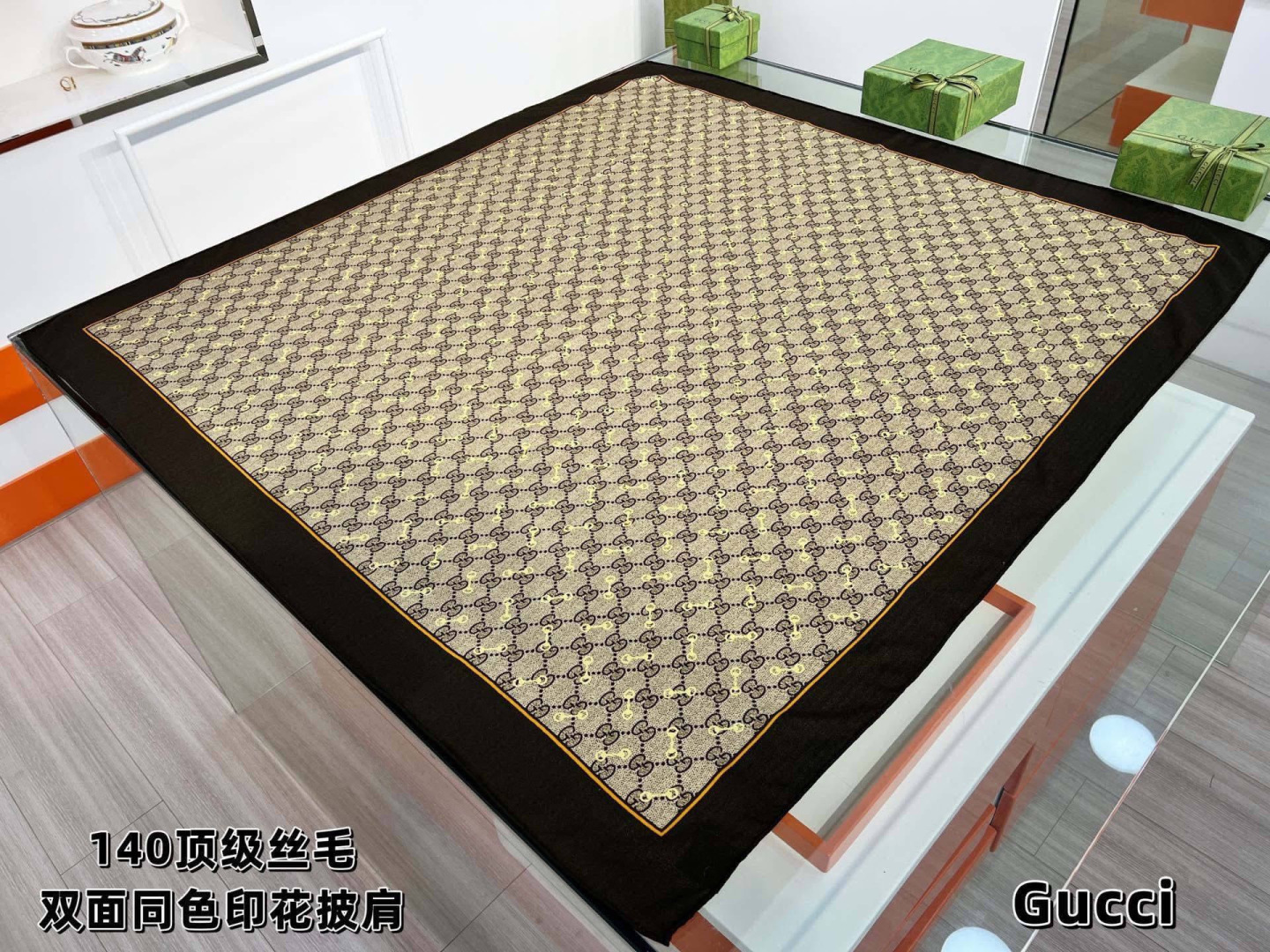 Gucci ~140双面同色披肩手工卷边山羊绒和真丝混纺披肩（70%山羊毛、30%桑蚕丝）。这款迷人的1