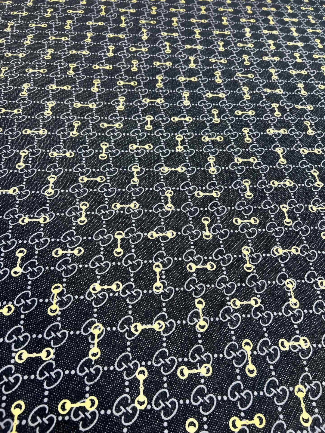 Gucci ~140双面同色披肩手工卷边山羊绒和真丝混纺披肩（70%山羊毛、30%桑蚕丝）。这款迷人的1