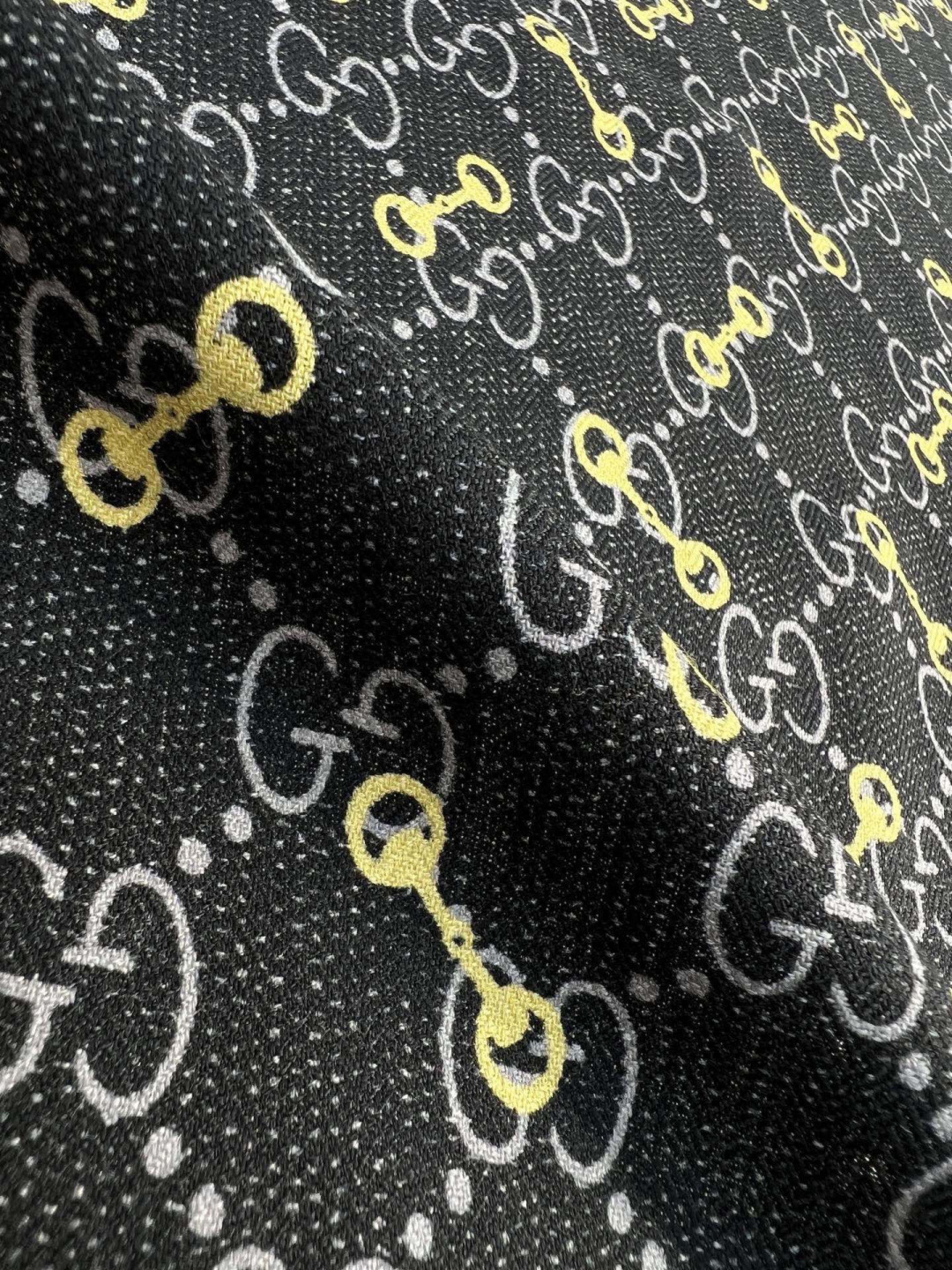 Gucci ~140双面同色披肩手工卷边山羊绒和真丝混纺披肩（70%山羊毛、30%桑蚕丝）。这款迷人的1